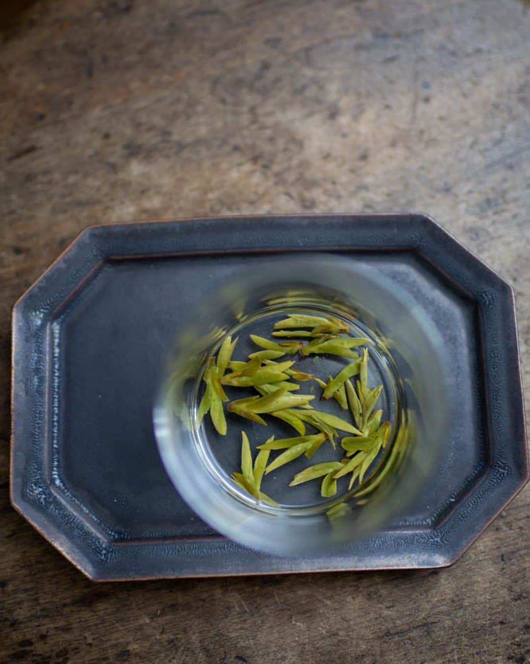 Naomiさんのインスタグラム写真 - (NaomiInstagram)「来週の愉しみ。 龍井茶の試飲や、小籠包の試食、杭州旅行などが当たる抽選もあるそうです。  龍井茶は初めて飲んだ本格的な中国茶のひとつ。大好きなお茶です。 扁平な茶葉（2枚目）がお湯の中でふっくらと膨らみます（3枚目）。 その様を楽しみにいらしてください。  #杭州に出逢う」9月15日 22時45分 - nao1223