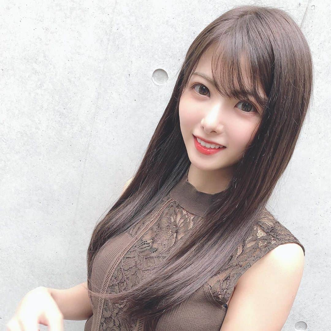 岡田栞奈のインスタグラム：「お待たせしました‼️ ロングかんなに戻りました‼️ (´ฅ•ω•ฅ｀)♡ ただいまー‼️✨✨✨ #エクステ #イメチェン #ロングかんな #おかぱん #どちらが好きですか #ロング派 #ショート派 #美容院💇」