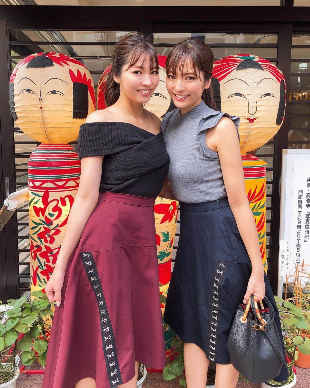 のインスタグラム：「・ 巣鴨👴👵 とげぬき地蔵尊 高岩寺  ひうら姉妹昭和歌謡ショーLive🎤♬ ・ ありがとうございました😆‼️ ・ 雨予報からのここまで晴れる！？ってくらいの サンサン太陽☀️🌞🌈 お客さんのみなさんも暑かったですよね？！🤭 そんな中でもたくさんの 声援をありがとうございました❤️ ・ おじいちゃんおばあちゃんっこプロジェクトとして孫アイドル活動を始めて 約1年💕 敬老の日の前日に こういった素敵な機会をいただけて 本当に感謝の気持ちでいっぱいです‼️🥺 ・ 今日もおじいちゃんおばあちゃんたちの キラキラ笑顔がまぶしかった🥰 ・ このショーが大成功に終わったのも 住職さんをはじめとする スタッフのみなさん、 音響さん、 近隣の方々のご協力 何より見に来てくださったおじいちゃんおばあちゃん👴👵 ファンのみなさま❤️ のおかげでございます😌🙏 本当にありがとうございました💖 ・ みなさんからの嬉しいメッセージに 嬉しくてウルウルしちゃう🥺💕 ・ また巣鴨でLiveできるように 頑張ります☺️✨ 今月決まっている 老人ホームでの歌謡ショーがまだあるので 充実した時間に出来るよう これからも練習に励むぞ😉🎤 ・ ・ おじいちゃんおばあちゃんっこプロジェクトの輪が もっともっと大きくなって行きますように😌💖 今日は本当に ありがとうございました💛🧡 ・ ・ #巣鴨 #とげぬき地蔵尊 #高岩寺 #昭和歌謡ショー #ひうら姉妹 #樋浦姉妹 #おじいちゃんおばあちゃんっこプロジェクト #孫アイドル #令和のザピーナッツ #敬老の日」