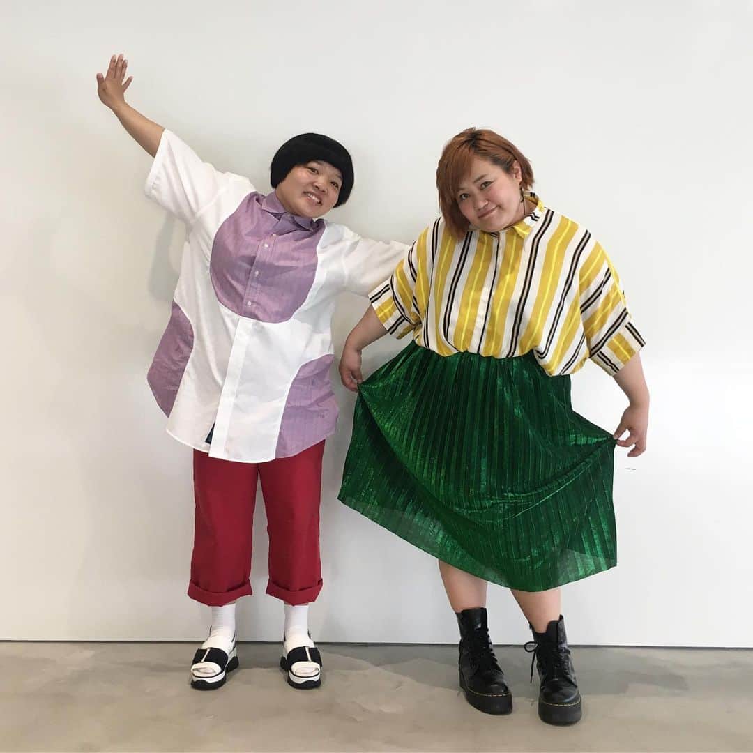 おかずクラブのインスタグラム：「いつかのイッテQ👚👗👠 こんばんはぁー🌝 スタイリストです！ 今日はちょっと暑かったけど、遂に秋感出てきて、ワクワクですよ。 もう半袖飽きましたよ？ もう夏いいですよ？ 早く秋服着たいよ！！！ ってことで、 いつかの衣裳アップするにだ。 ラスタラスタラスタァーーー！  オカリナ⭕️ リメイクシャツ👉amatunal @amatunal_laforetharajuku  赤パンツ👉SPINNS @spinns_official  その他👉スタイリスト私物  ゆいP⭕️ イエローストライプブラウス👉MONKI @monki  イヤリング👉H&M その他👉スタイリスト私物 MONKIはさ、日本にはもう無くなっちゃったんだけどさ、ロンドンにはあって。 衣裳用に何着か買って来たんだよねぇー！ また日本にも出来たらいいのに。。。 Styled by @ayumiii_2019  #おかずクラブ #okazugram」