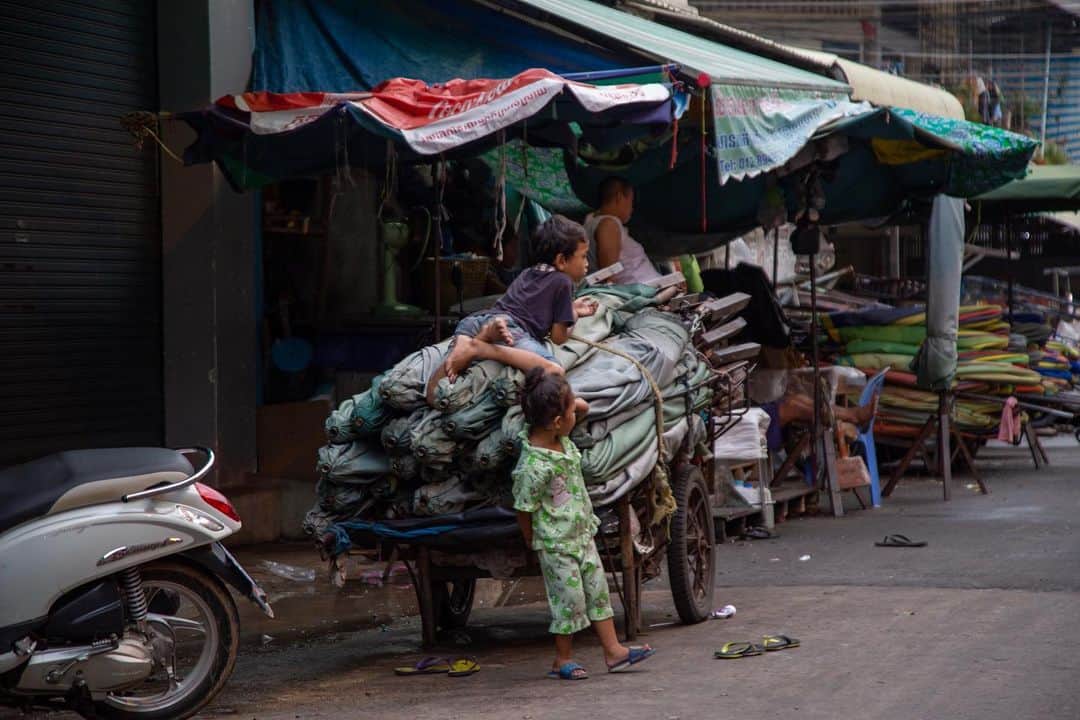 Shunsuke Miyatakeのインスタグラム：「Kids playing on folded tents, Phnom Penh, Cambodia / #Hellofrom Cambodia」