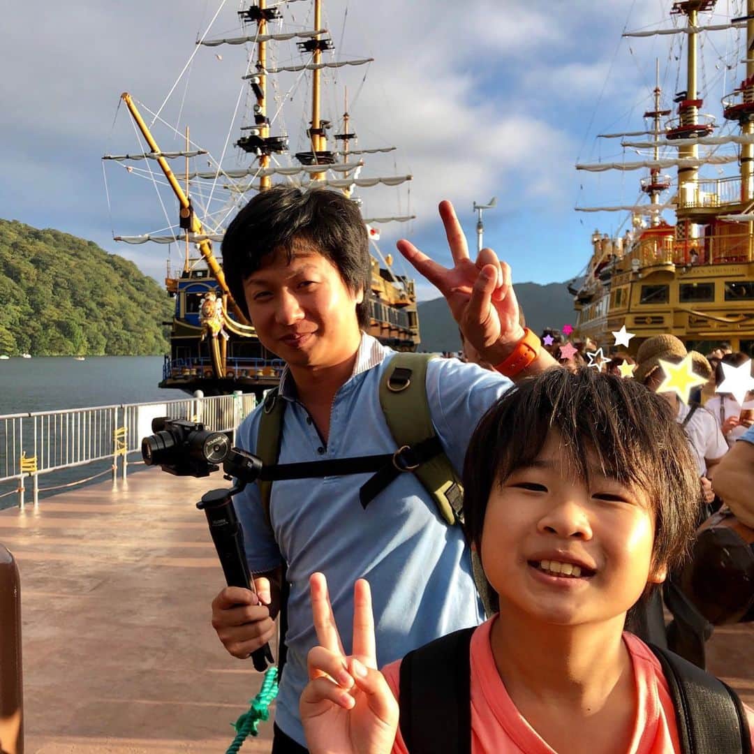 のインスタグラム：「海賊船に初めて乗りました😊✨ 天気も良かったし、風が気持ちよかった💕 写真あまり撮ってなくて、お父ちゃんはビデオ撮ってるかも😅  #海賊船 #芦ノ湖 #箱根 #pirateship #hakone #がっちゃん #がっちゃんねる」