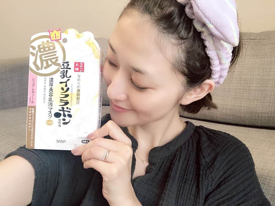 Sayuri（岸岡小百合）さんのインスタグラム写真 - (Sayuri（岸岡小百合）Instagram)「* クレンジングミルクの使い心地、 コスパの良さに感動してからというもの、 毎回新作を楽しみにしているのが なめらか本舗の「豆乳イソフラボン」シリーズ。 * 2019.08.06にもリニューアル商品がいくつか。 その中の一つをさっそくゲットしてきました‼️ * なめらか本舗マスク史上最高保湿のジェル乳液マスク🧴 ✅サナ　なめらか本舗　リンクルジェル乳液マスク  5枚入り 900円（税抜) * マイクロファイバーマスクが 厚めでしっかりしているのに加え、 カシミヤのような肌触り✨  分厚目が好きなわたしには嬉しい😍 * なめらかでコクのあるジェル乳液がお肌に浸透して、 お肌がしっとりもちもちに♪  ピュアレチノールも新配合され、 気になる乾燥小じわを目立たなくする、 高保湿のエイジングケアマスクです‼️ （常盤薬品工業様のプロモーションに参加中です）  #なめらか本舗  #サナ #リンクルジェル乳液マスク  #美肌 #フェイスマスク  #肌ケア #エイジングケア  #ピュアレチノール  #美容好きな人と繋がりたい  #美容ブロガー」9月15日 23時04分 - sayuuringo
