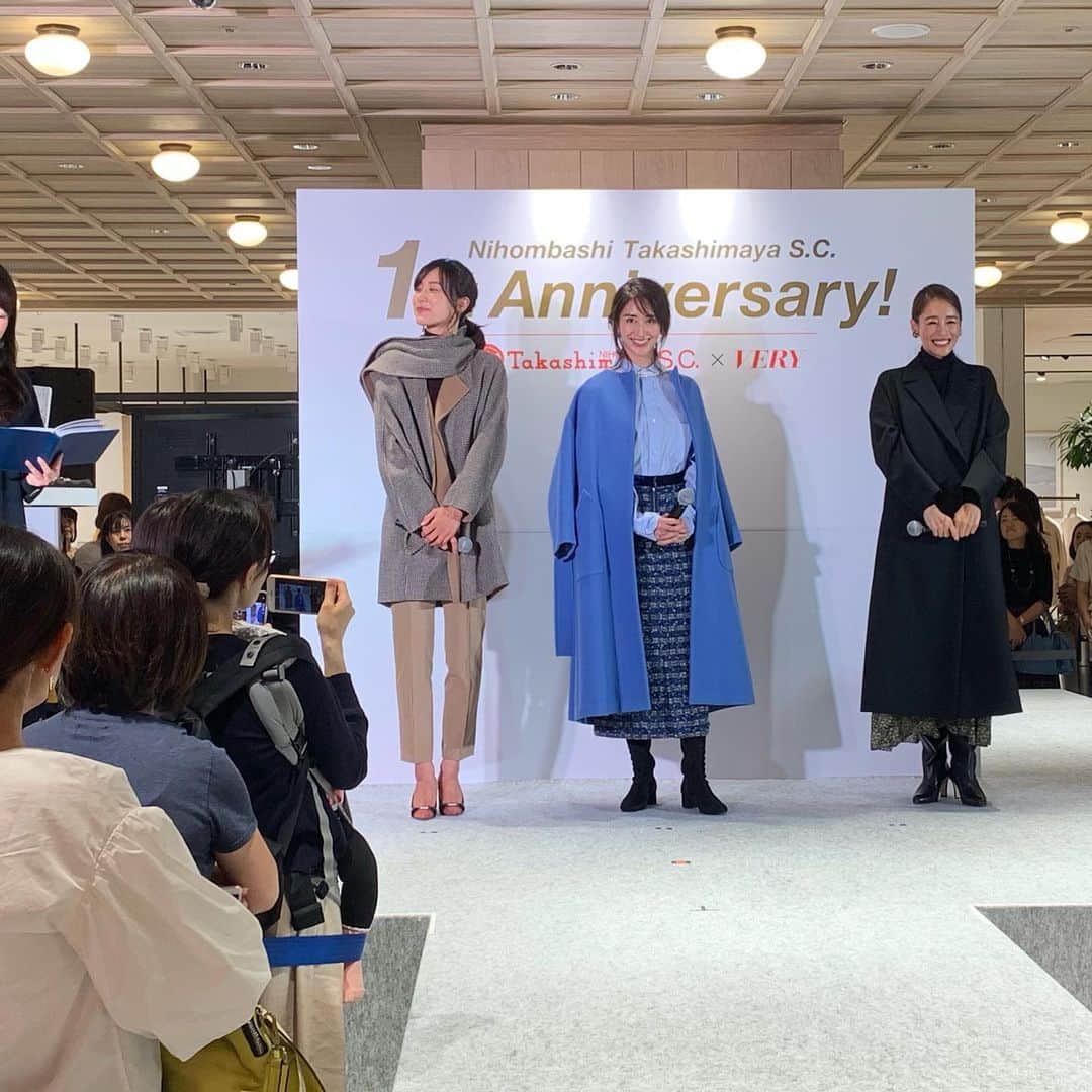 大桑マイミのインスタグラム：「お越しいただきありがとうございました。^_^ 楽しかったです。日本橋高島屋 落ち着いた雰囲気でwoodの天井に癒され shoppingもしやすく バギーも通りやすい広さ。お食事も楽しめて家族で今度また訪れようと思います。 showでは6パターンのステキな衣装を着ました。夏が終わってしまったのは悲しいけど秋冬のファッション欲MAX🤔楽しい季節がやってきます。 スタイリストの池ちゃんのコーディネート今日も素敵でした。 VERY10月号のメインテーマ 「去年の自分越えファッション」 私の場合まだまだ小さい子供達との触れ合い多く、服にお口を拭かれるは…全身身を投げ私に突撃してくるは…抱っこにhag攻撃でなかなか責められなかったファッションも、 少し自由に 。カジュアルや楽さの中にも女っぷりをあげてく そんなファッションを楽しみたいな。と去年越え目指します。  タキマキさんのトークショー🌹 貴重な時間でしたね。😭😭😭😭💦😍😍 お疲れ様です。  ありがとうございました。 #VERY #nihonbashitakashimaya」
