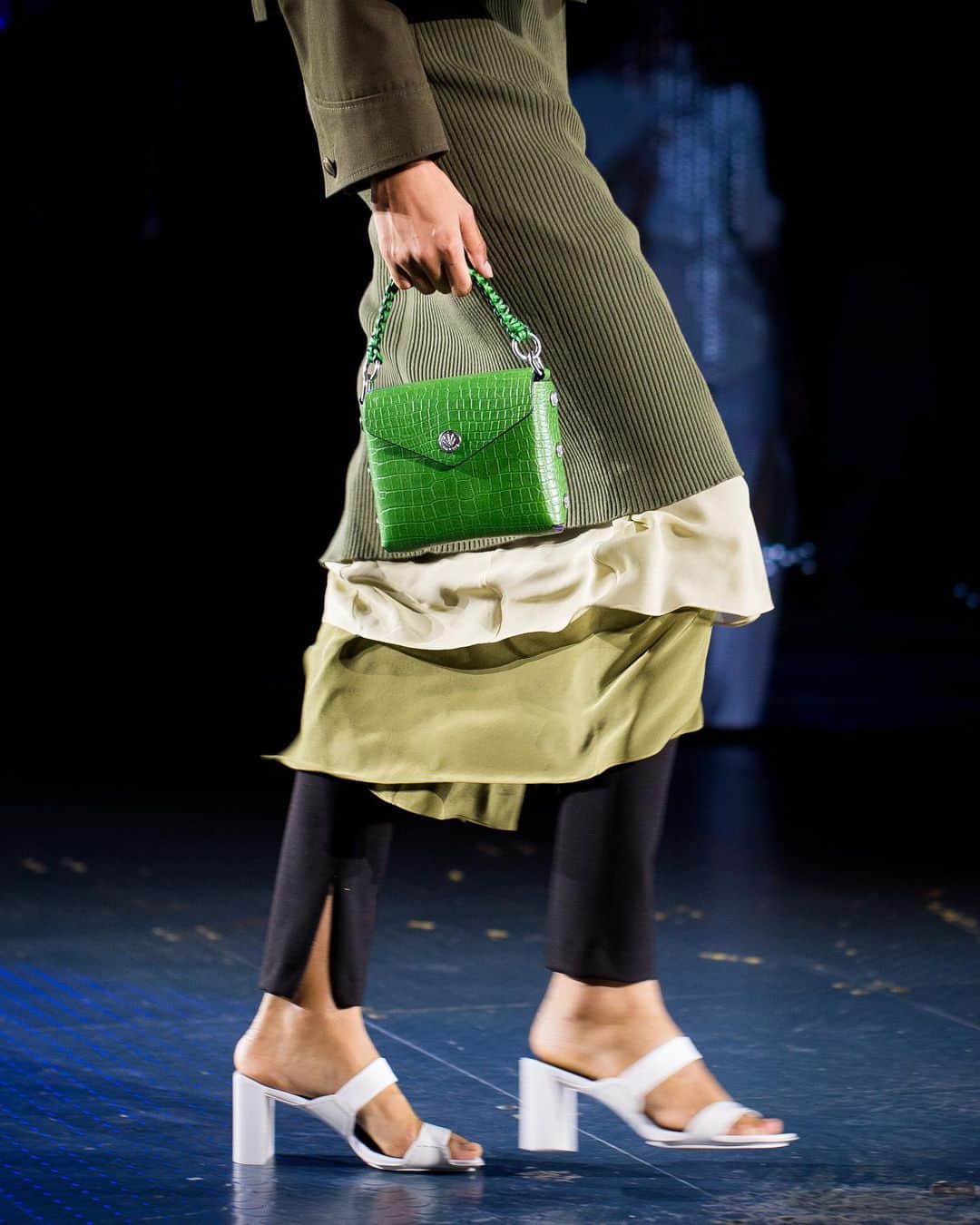 Fashion Weekのインスタグラム：「Accessories on point 💚Details on the @ragandbone September 2019 #NYFW runway. Photo by @cmcuse.」