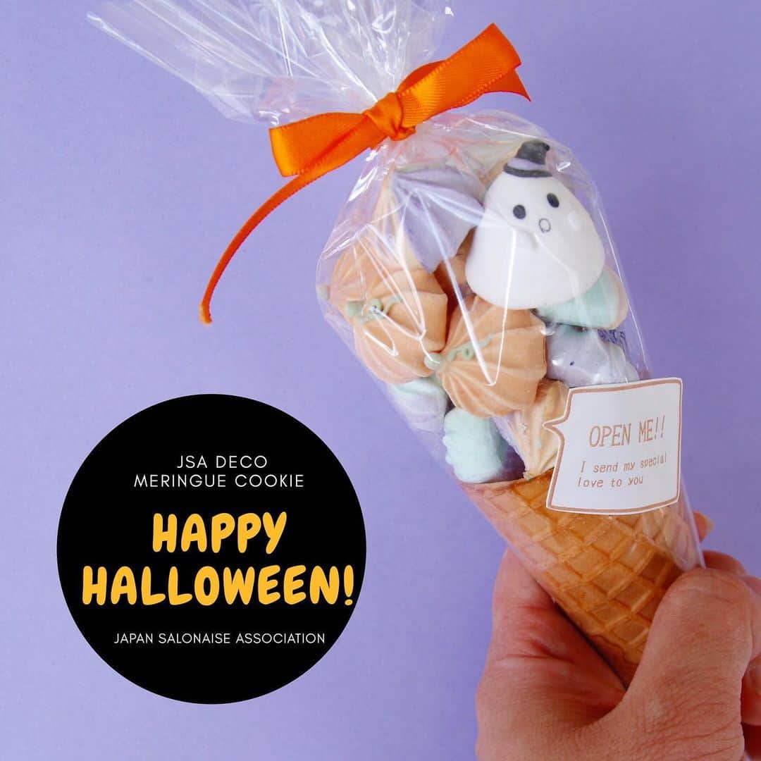 日本サロネーゼ協会さんのインスタグラム写真 - (日本サロネーゼ協会Instagram)「Halloween meringue cookie♡♡ 🎃ハロウィンのメレンゲクッキー👻 アイスクリームコーンに入れるだけで、おしゃれなプレゼント仕様に♡  10月に、東京の百貨店で販売予定です。 また詳細が決まりましたら、お知らせさせてくださいね☺️ JSA史上初！大好評につき、 【11会場で開催決定📣】 デコメレンゲクッキー認定講座に、たくさんのご予約をいただきありがとうございます。 JSAデコメレンゲクッキー認定講師講座は、 最短1日でしっかり基礎から応用までの技術を身につけられます。 立体的なメレンゲクッキー作りも自由自在。  全国から多数のリクエストをいただき、 合計11地域で本部開講いたします‼️ 想定以上の反響の大きさに、ブームの予感？！ お近くの皆さまは、この機会にぜひご参加下さいね😍  札幌・仙台・栃木・東京・名古屋・芦屋・広島・福岡・熊本・宮崎・沖縄ただいまご予約受付中です。 ⭐️ご予約・スケジュールは💁‍♀️ https://web.star7.jp/reserve_new/mobile_yoyaku_101.php?p=82070c7275  1日で可愛いメレンゲクッキー作りを、極めることができます❣️ 詳細は、ブログ↓をご覧ください😊 https://salone-ze.or.jp/blog/9681/  ご予約はこちら↓ https://web.star7.jp/reserve_new/mobile_yoyaku_101.php?p=82070c7275  #デコメレンゲクッキー #メレンゲクッキー #meringuecookies  #meringuecookie  #日本サロネーゼ協会 #サロネーゼ協会 #馬林糖  #馬林糖課程  #馬林糖棒棒糖 #เมอแรงค์คุกกี้ #เมอแรงค์ราคาถูก  #เมอแรงค์  #马林糖  #马林糖  #kuemeringue #meringuelollipop #diyfood #videotutorial #ハロウィンメレンゲクッキー #halloweenmeringues  #halloweenmeringuecookies」9月16日 9時57分 - japan.salonaise.association