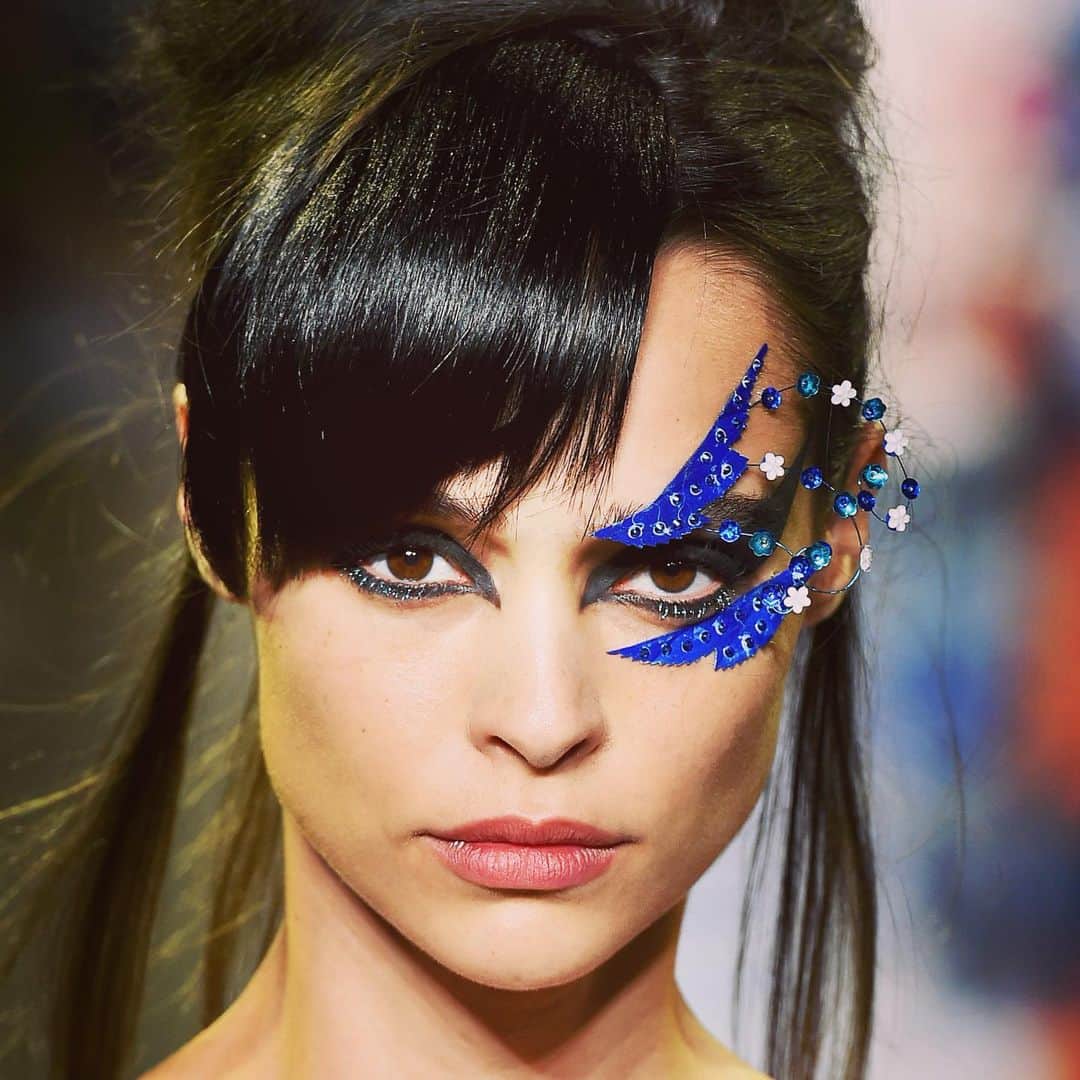 LORACさんのインスタグラム写真 - (LORACInstagram)「CANNOT get over the stunning appliqués crafted by @werkhunty for the @officiallibertine NYFW show. This beautiful blue piece ✨ SPARKLED FLAWLESSLY ✨ on the runway, above a FIERCELY DRAMATIC 🎭  winged eyed. Video creds go out to our very own artistry advisor @kdeenihan 💙 Makeup for @gabriellap_f by @tiffyk1125 #LORACCosmetics #LORAC #nyfw #LORACxLibertine」9月16日 9時57分 - loraccosmetics