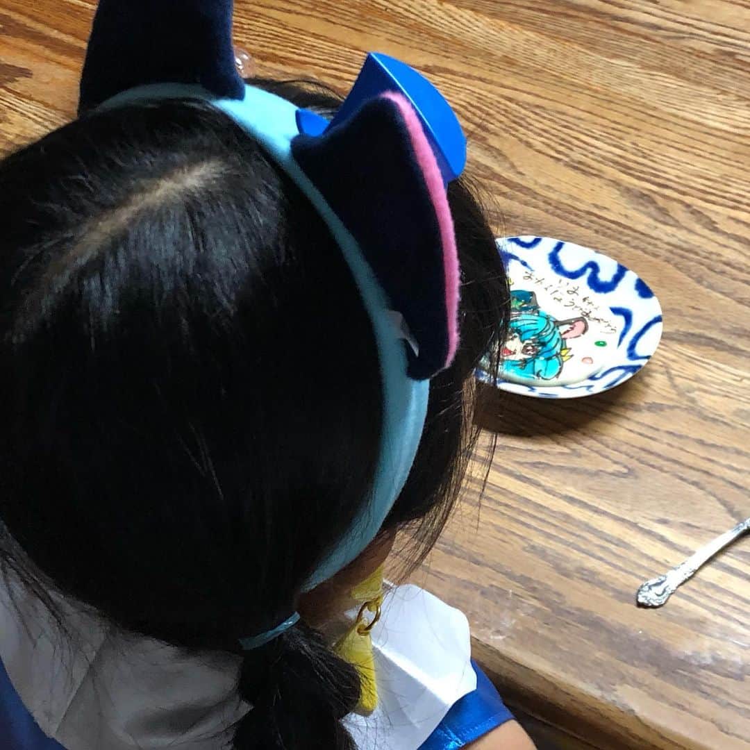 のインスタグラム：「姪っ子のバースデーパーティー。実家にて。プリキュアの衣装着てプリキュアのケーキでハッピーバースデー！姪のリクエストでカレーパーティー。  #誕生日 #バースデーケーキ #プリキュア #キュアコスモ #キュアコスモ衣装 #姪 #カレー #実家 #デコレーションケーキ #ケーキ #バースデーパーティー」