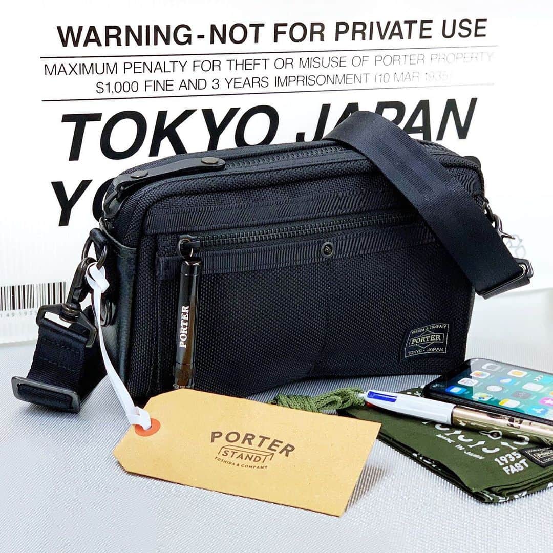 のインスタグラム：「『PORTER STAND SHINAGAWA STATION』  おはようございます。 本日は、ご好評をいただいている「ポーター ヒート」シリーズよりショルダーバッグをご紹介いたします。防弾チョッキなどに使われるバリスターナイロンをメイン素材に、耐水性に優れたターポリンを組み合わせたシリーズです。本体に付属したヌメ革の着脱式キーホルダーとPORTERの刻印入りマグライトがデザインアクセントとなっております。本日ご紹介するショルダーバッグは、スマートフォンや財布などの必要最低限のアイテムが収納可能で、普段使いからトラベルまで幅広いシーンにおすすめです。 是非店頭でお手にとってご覧ください。  ポーター ヒート ショルダーバッグ ￥18,500(税別)  #yoshidakaban #porter #吉田カバン #ポーター #luggagelabel #porteryoshida #porterflagshipstore #kurachikabyporter #potr #porterseoul #madeinjapan #japan #porterstand #shinagawa #tokyo #station #shoulderbag #tip」