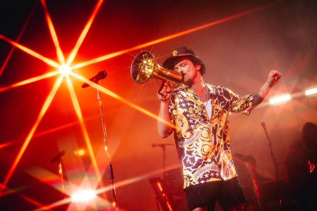ブルーノ・マーズのインスタグラム：「And we out!!!! Thank you Vegas !!!!!🎲 🎲」