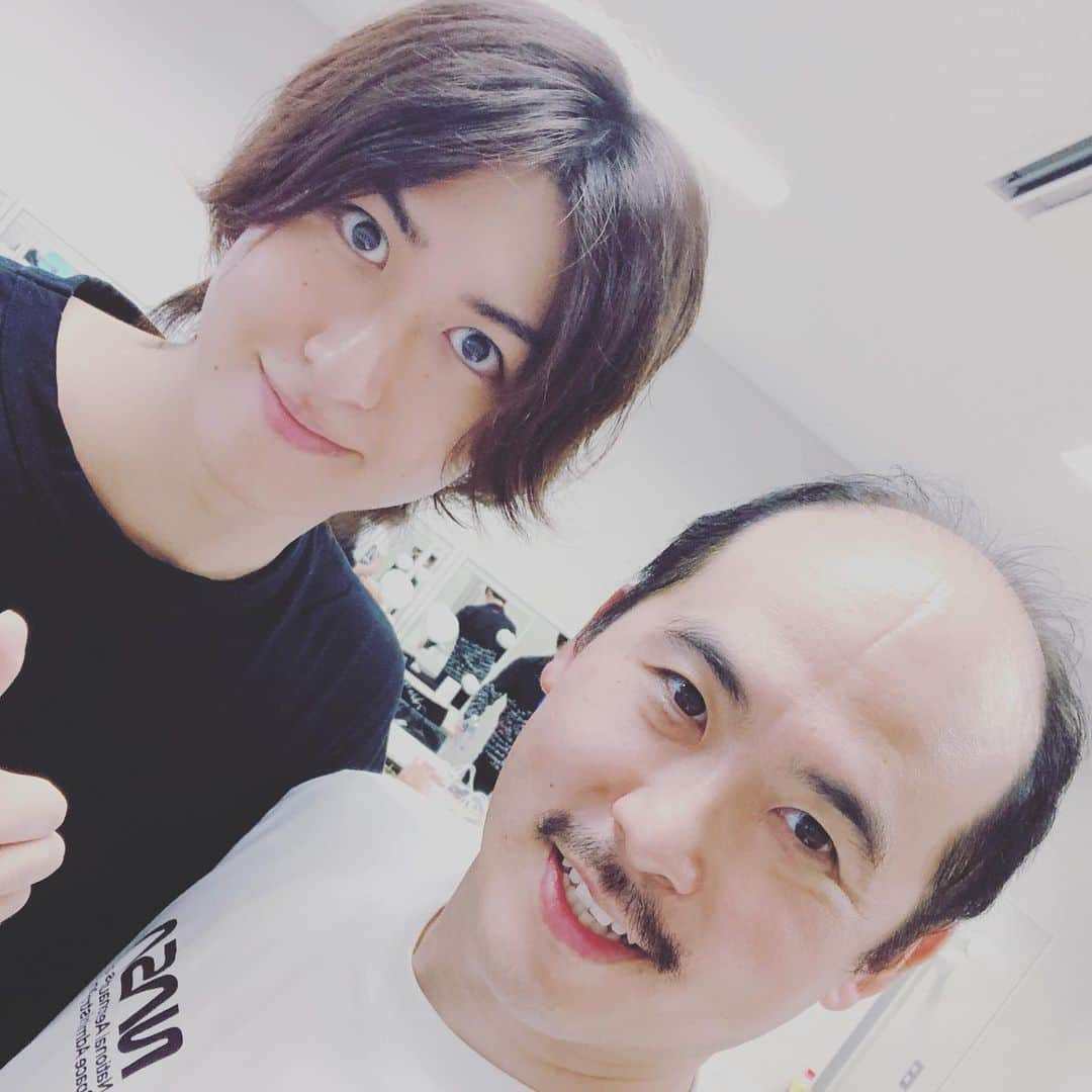 斎藤司さんのインスタグラム写真 - (斎藤司Instagram)「僕のレ・ミゼラブルが終わりました 本番は約半年という 長いようで 短いようで 薄いようで 濃い頭でした。、 稽古やらオーディション入れたら1年 あっという間でした スーパー人見市の僕と みんな仲良くしてもらって ほんと最高やで。 ミュージカルがイメージでしかなかった僕の 概念を変えてくれました 本当に楽しかった！！ そして久々に自信をくれたね 僕はまた次の目標に向けて 頑張るっす 髭も剃る 役作りが終わったので 僕が勝手にやった役作りは 今日で終わり グッディの頃には 髭は無いでしょう みんなと撮れなかったけど 俺の心の中に刻んでるんで 大丈夫 また今日から 吉本坂のセンターとして 頑張ります  東京は  雨か。。」9月16日 8時36分 - tsukasa_trandy