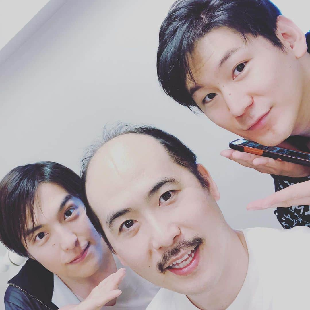 斎藤司さんのインスタグラム写真 - (斎藤司Instagram)「僕のレ・ミゼラブルが終わりました 本番は約半年という 長いようで 短いようで 薄いようで 濃い頭でした。、 稽古やらオーディション入れたら1年 あっという間でした スーパー人見市の僕と みんな仲良くしてもらって ほんと最高やで。 ミュージカルがイメージでしかなかった僕の 概念を変えてくれました 本当に楽しかった！！ そして久々に自信をくれたね 僕はまた次の目標に向けて 頑張るっす 髭も剃る 役作りが終わったので 僕が勝手にやった役作りは 今日で終わり グッディの頃には 髭は無いでしょう みんなと撮れなかったけど 俺の心の中に刻んでるんで 大丈夫 また今日から 吉本坂のセンターとして 頑張ります  東京は  雨か。。」9月16日 8時36分 - tsukasa_trandy