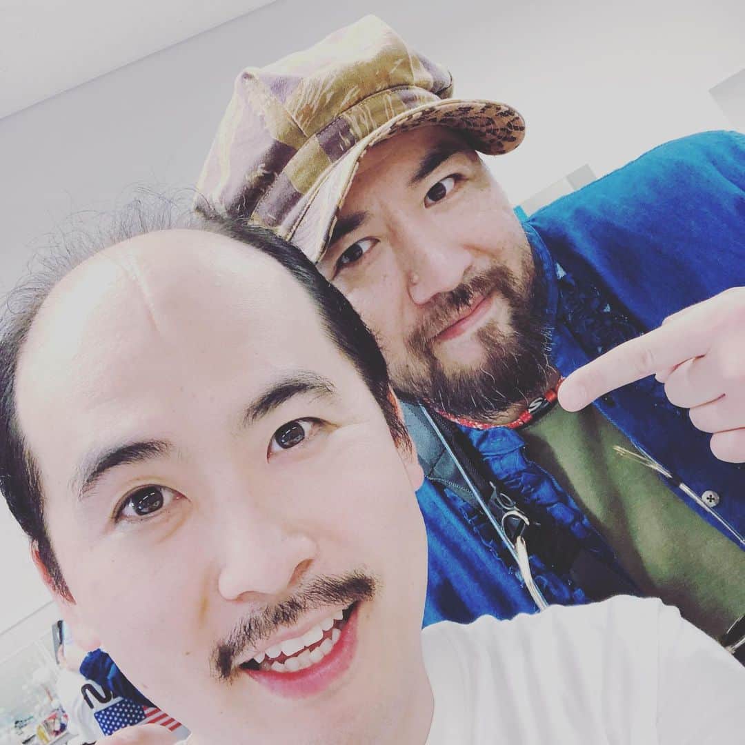 斎藤司さんのインスタグラム写真 - (斎藤司Instagram)「僕のレ・ミゼラブルが終わりました 本番は約半年という 長いようで 短いようで 薄いようで 濃い頭でした。、 稽古やらオーディション入れたら1年 あっという間でした スーパー人見市の僕と みんな仲良くしてもらって ほんと最高やで。 ミュージカルがイメージでしかなかった僕の 概念を変えてくれました 本当に楽しかった！！ そして久々に自信をくれたね 僕はまた次の目標に向けて 頑張るっす 髭も剃る 役作りが終わったので 僕が勝手にやった役作りは 今日で終わり グッディの頃には 髭は無いでしょう みんなと撮れなかったけど 俺の心の中に刻んでるんで 大丈夫 また今日から 吉本坂のセンターとして 頑張ります  東京は  雨か。。」9月16日 8時36分 - tsukasa_trandy