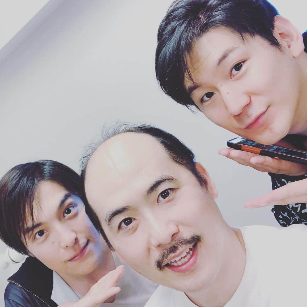 斎藤司のインスタグラム：「僕のレ・ミゼラブルが終わりました 本番は約半年という 長いようで 短いようで 薄いようで 濃い頭でした。、 稽古やらオーディション入れたら1年 あっという間でした スーパー人見市の僕と みんな仲良くしてもらって ほんと最高やで。 ミュージカルがイメージでしかなかった僕の 概念を変えてくれました 本当に楽しかった！！ そして久々に自信をくれたね 僕はまた次の目標に向けて 頑張るっす 髭も剃る 役作りが終わったので 僕が勝手にやった役作りは 今日で終わり グッディの頃には 髭は無いでしょう みんなと撮れなかったけど 俺の心の中に刻んでるんで 大丈夫 また今日から 吉本坂のセンターとして 頑張ります  東京は  雨か。。」