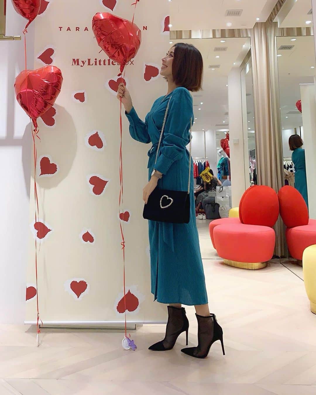 のインスタグラム：「ハイヒールLOVERS Ayako⁑  TARA JARMON × My Little box 発売記念パーティーにお招きいただきました🎁 @tarajarmon_jp  @my_little_box_japan  タラジャーモン大好き💕2019AWコレクションを代表するプリント柄のスカーフや、ヘアクリップ、アルビオンの化粧品まで入って豪華✨  後ろの鏡にめっちゃ小さく映る真琴さんとえりちゃん可愛い、笑  #onepiece #tarajarmon #bag #tarajarmon #boots #zara  #ハイヒールLOVERS #宮田綾子 #タラジャーモン #マイリトルボックス #雑貨 #ヘアピン #スカーフ #銀座SIX #gsix #ginzasix #銀座 #ginza #ワンピース #ワンピースコーデ #ショートブーツ」