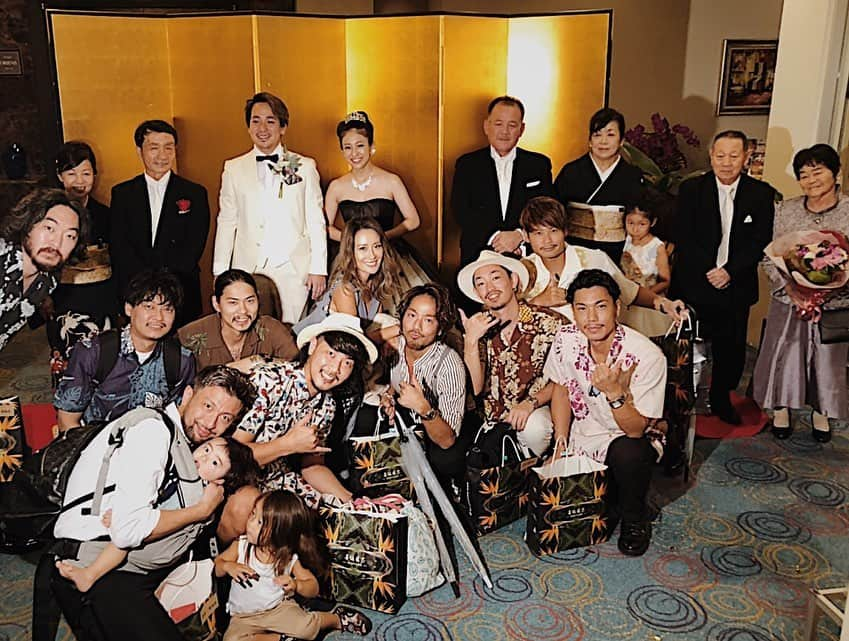 浅野宏明さんのインスタグラム写真 - (浅野宏明Instagram)「けーい&なーみー 結婚おめでとう🍾  沖縄の結婚式はみんなワチャワチャで楽しーねー🌟  てゆーか 泡盛デキャンタで持ってきて チェーサーにテキーラは やめてほしい😱 沖縄はみんなこんな感じ？  けいすけと同じ顔だって何人かに言われたよ😂 って事は沖縄顔って事だなw  それと声かけてくれた しまんちゅの方たちありがとう😊✨ #沖縄#okinawa#泡盛#テキーラ#しまんちゅ」9月16日 8時50分 - hiro_vaice