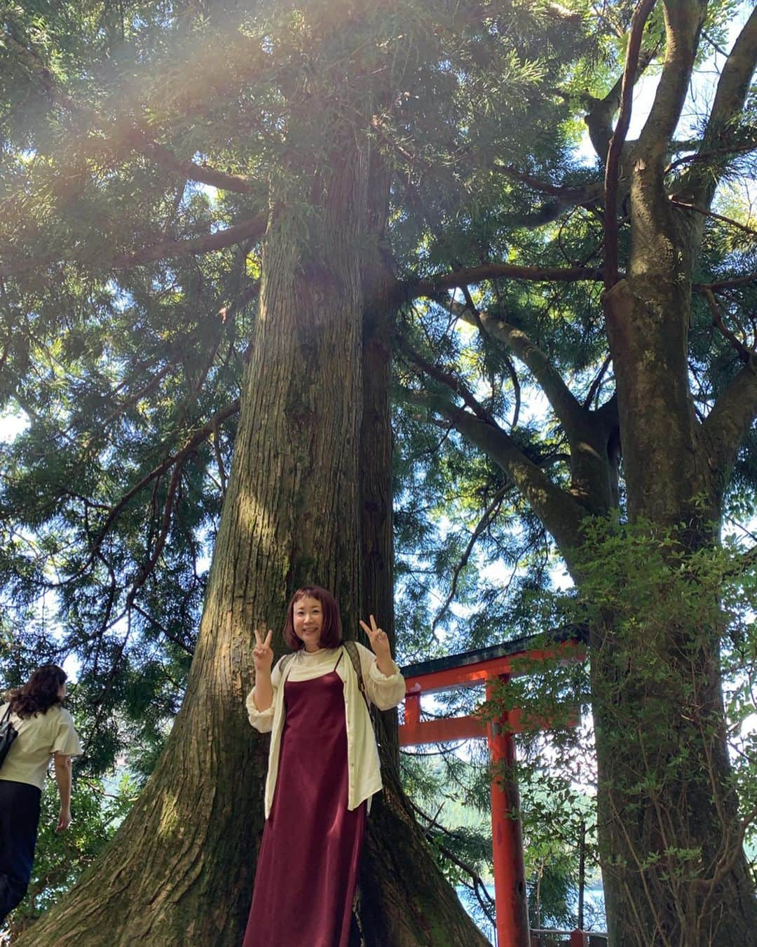 出雲阿国さんのインスタグラム写真 - (出雲阿国Instagram)「楽しかったなーと思って 写真見返してたら 気がついて無いところでも 沢山虹が出てる〜❤️ 虹は 今から好転していくよって言う サインとも言われてるよね❤️ ぜんぶうっすら❤️w 多分うっすら好転❤️w  だけど、 魚座満月🌕の後の これは なんか嬉しいー😊  ほーんと パワーチャージになった❤️ 37歳は 毎日嬉しい事で 満たしていくぞー❤️ #九頭龍神社 #箱根元宮 #箱根神社 #三社巡り #バースデー箱根 #芦ノ湖 #rainbow  #うっすら好転 #レインボー #虹」9月16日 8時53分 - izumonookuni