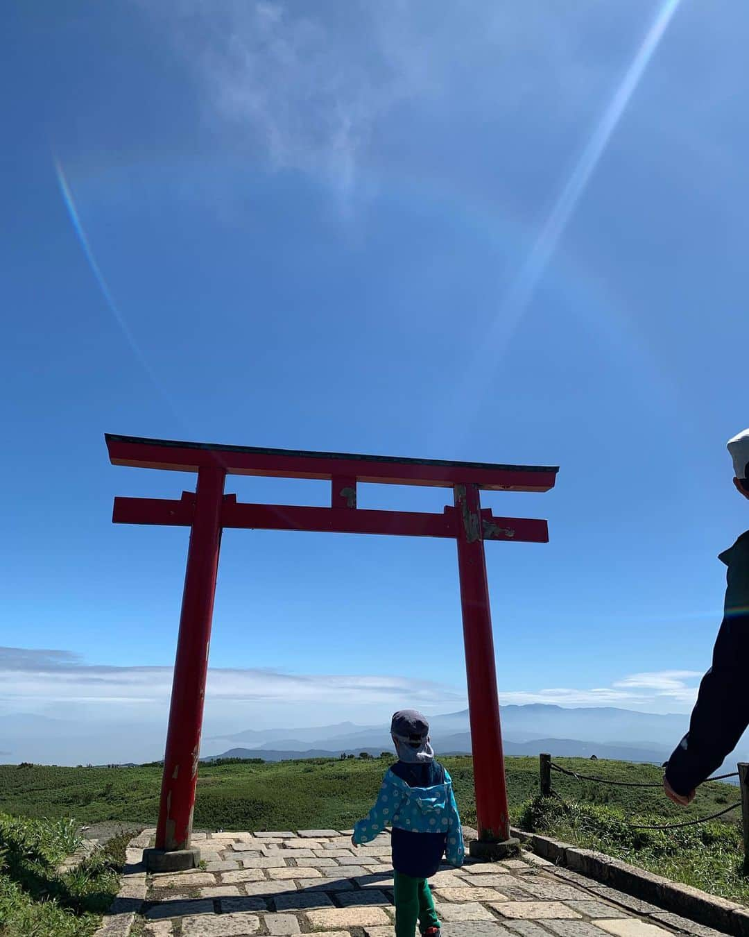 出雲阿国さんのインスタグラム写真 - (出雲阿国Instagram)「楽しかったなーと思って 写真見返してたら 気がついて無いところでも 沢山虹が出てる〜❤️ 虹は 今から好転していくよって言う サインとも言われてるよね❤️ ぜんぶうっすら❤️w 多分うっすら好転❤️w  だけど、 魚座満月🌕の後の これは なんか嬉しいー😊  ほーんと パワーチャージになった❤️ 37歳は 毎日嬉しい事で 満たしていくぞー❤️ #九頭龍神社 #箱根元宮 #箱根神社 #三社巡り #バースデー箱根 #芦ノ湖 #rainbow  #うっすら好転 #レインボー #虹」9月16日 8時53分 - izumonookuni