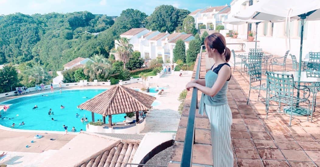 浜田真衣のインスタグラム：「夏の思い出🌴 #リゾート感 満載な雰囲気が 大好き😁  #志摩 で#素敵な場所 を見つけてしまった♡  #リゾート気分 #美しい景色  #映えスポット #リゾートホテル  #instagood #instafashion #instalike #好きな場所 #夏服ファッション#浜田真衣 #monaカフェ」
