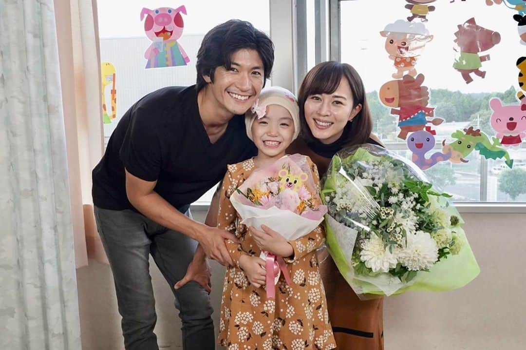 フジテレビ ドラマ「TWO WEEKS」さんのインスタグラム写真 - (フジテレビ ドラマ「TWO WEEKS」Instagram)「【 TWO WEEKS 最終回まであと1日！】 いよいよ明日夜9時から最終回！😭💦 #TWクランクアップシリーズ👼 をお届けします。 . すみれ役の「#比嘉愛未」さん😌 「毎日現場に行くのが楽しみで、終わるのがさみしくて……。私も最後のシーンを撮りに来る前に泣いちゃったんです。いろいろな感情をこの現場で味わうことができたのは、皆さんのおかげです。こういう現場、人に出会いたいから、また続けたいと思わせてくれた作品でした。この出会いに感謝して、また続けていきたいと思います。ありがとうございました」 ▶️スタッフから一言 くるみちゃんのことを天使というならば、比嘉さんは女神！ . はな役の「#稲垣来泉」ちゃん😊 「本当は皆さんと会えなくなるのがさみしいし、明日からはなちゃんの演技ができないということがすごくさみしいです。私をはなに選んでくれてありがとうございました」 ▶️スタッフから一言 最後は大号泣だったくるみちゃん。誰からも愛される、天才！ . #TWOWEEKS #TW #火9ドラマ #三浦春馬」9月16日 9時06分 - twoweeks_ktv