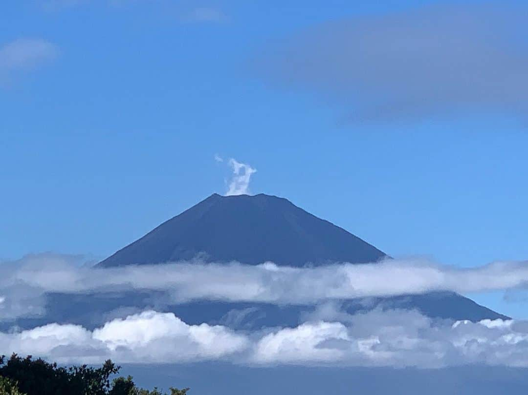 出雲阿国さんのインスタグラム写真 - (出雲阿国Instagram)「え！？噴火！？と思ったら 紛らわしい雲だこと！ 富士山先輩ったら！！ #富士山 #芦ノ湖 #旅の思い出」9月16日 9時01分 - izumonookuni