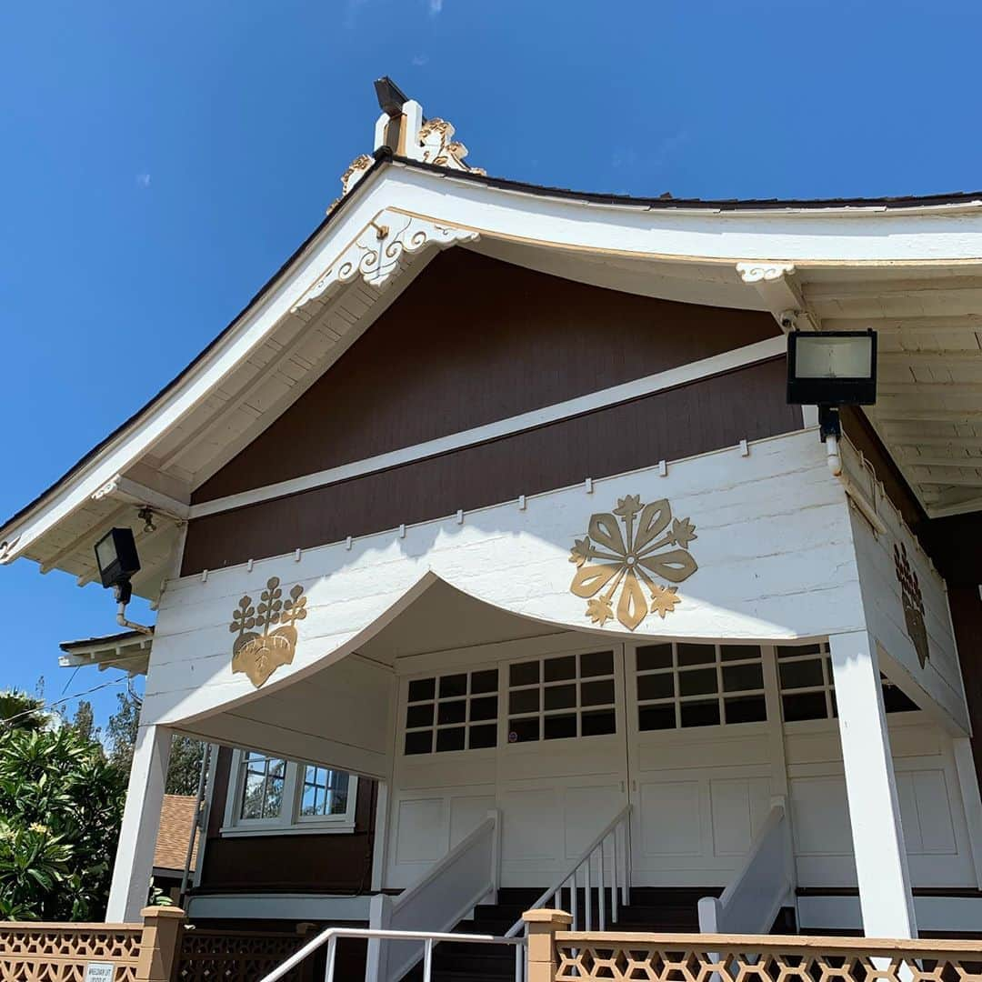 齊藤美絵さんのインスタグラム写真 - (齊藤美絵Instagram)「マウイの神社とお寺で 日本を感じる週末。  秋祭りとお彼岸と。 島に残る昭和の時間。  ゆっくりとしていて 平和で、優しい時の流れ。  知りたいこと、 学びたいことが増えていく。  #maui #マウイ #liveontheearth #地球に寄り添った暮らし方 #childcare #育児  #3yearsold #mauishrine #mantokujisotomissionpaia #mauinokaoi  #Hawaii #aloha #healtheearth #healtheworld #healmyself  #ナチュラルビューティスタイリスト #ツタエルヒト。」9月16日 9時12分 - saitomie