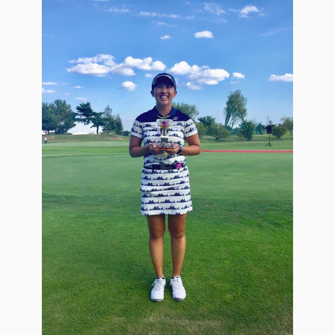 竹山佳林のインスタグラム：「9月15日に行われた「姫路オープンゴルフフェスティバル2019」で総合優勝しました🏆 ・ プロになってから初めての優勝というタイトル🥇 第一回大会の優勝者になれて本当に嬉しいです！ ベストスコアも66に更新できました✨ ・ この調子で今季残りの試合も頑張ります⛳️🌟 ・ #golf #姫路オープン #姫路オープンゴルフフェスティバル2019 #4ツアーズ  #優勝 #総合優勝 #ベストスコア更新  #長谷工コーポレーション  #newbalancegolf #newbalance #pinggolf #kasco #stmグリップ #titlist #ゴルフreve #revegolf #axf」