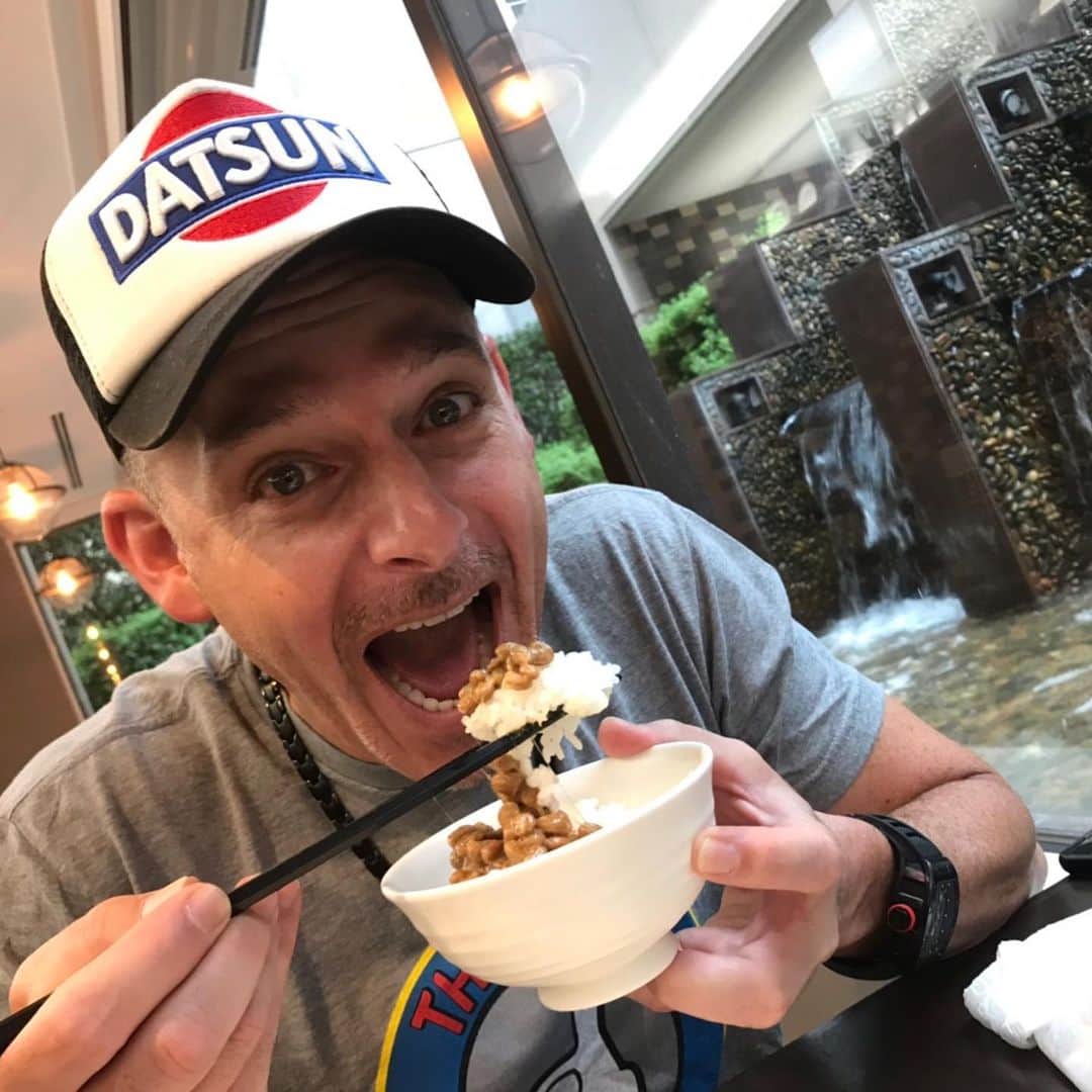 スティーブさんのインスタグラム写真 - (スティーブInstagram)「For those you who like Japanese food I invite you or better stated challenge you to try one of my favorites Natto or fermented soybeans!  They are stinky sticky and gooey but damn good for you and I love them!! #natto  納豆大好きな外人だよ！ 笑笑  変な外人とよく言われる‼️ #名古屋 #納豆 #納得 #納豆好き #納豆好きと繋がりたい #納豆好き外国人 #念願の  Check out my YouTube channel StevesPOV for not only cars but Japanese culture and cuisine as well.  And please subscribe!  All videos are done in English or Japanese with proper subtitles so everyone can follow along and enjoy japan like I do!!」9月16日 9時24分 - stevespov