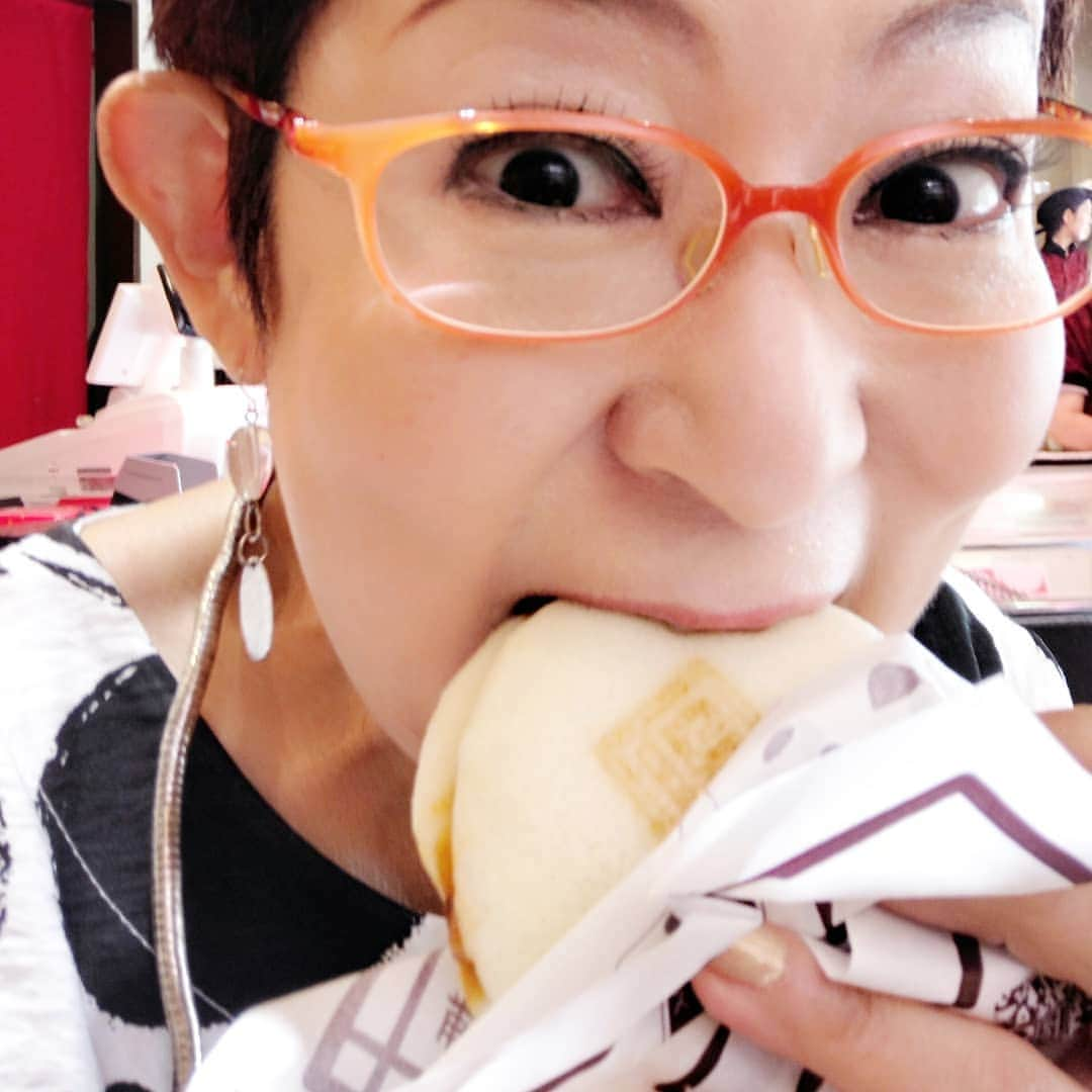 菊田あや子さんのインスタグラム写真 - (菊田あや子Instagram)「【岩崎の角煮まんじゅう】❤️ グラバー園に上がる坂下に｢食べ歩きできます」 蒸したてをパクリ、久しぶり～旨い😆 二個いけたなぁ😋よし、名物１つ制覇👍️満足～ ハイ、TVと同じ顔(笑)がぶっがぶっ #菊田あや子#グルメリポーター#長崎角煮まんじゅう#岩崎角煮まんじゅう#グラバー園#出来立てを食べる幸せ#長崎名物#店員さんが元気で可愛い#テレ朝スーパーjチャンネル木曜特集19日にオンエア#戸越銀座は19日にでます #食育講演会 #長崎のグルメ情報#認知症サポーター#社協講演会#母に会いたい#母はまだまだ元気 #ドアップはAQUOSの力？#お問い合わせはホームページへ」9月16日 9時17分 - ako.ayakokikuta