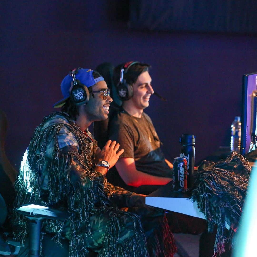 デアンジェロ・ラッセルのインスタグラム：「1 time for my gamers : @_hope31 can we get on there? @callofduty @mountaindew」
