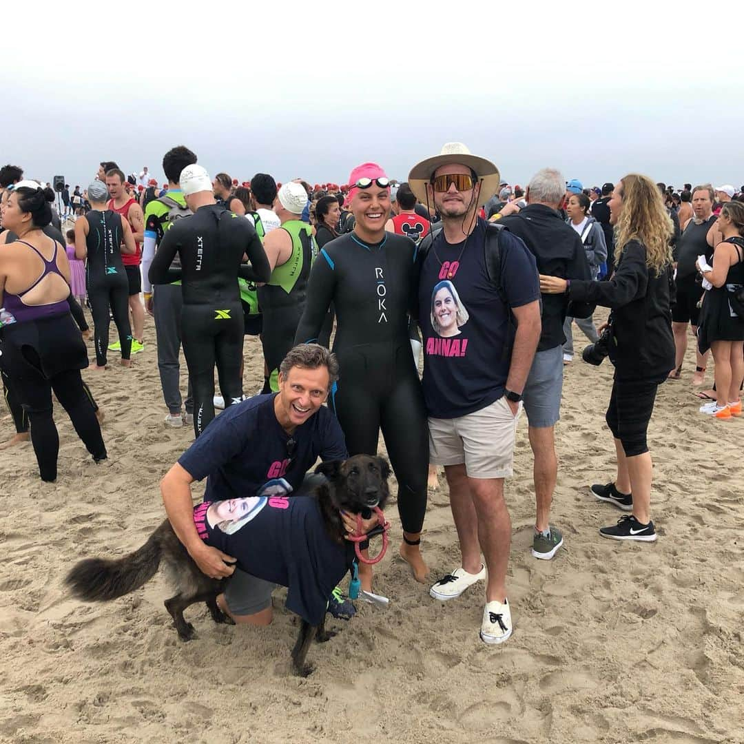 トニー・ゴールドウィンさんのインスタグラム写真 - (トニー・ゴールドウィンInstagram)「My mommy got 5th place at the Malibu Triathlon this morning. #Mika #proudpup #nauticamalibutri」9月16日 9時27分 - tonygoldwyn