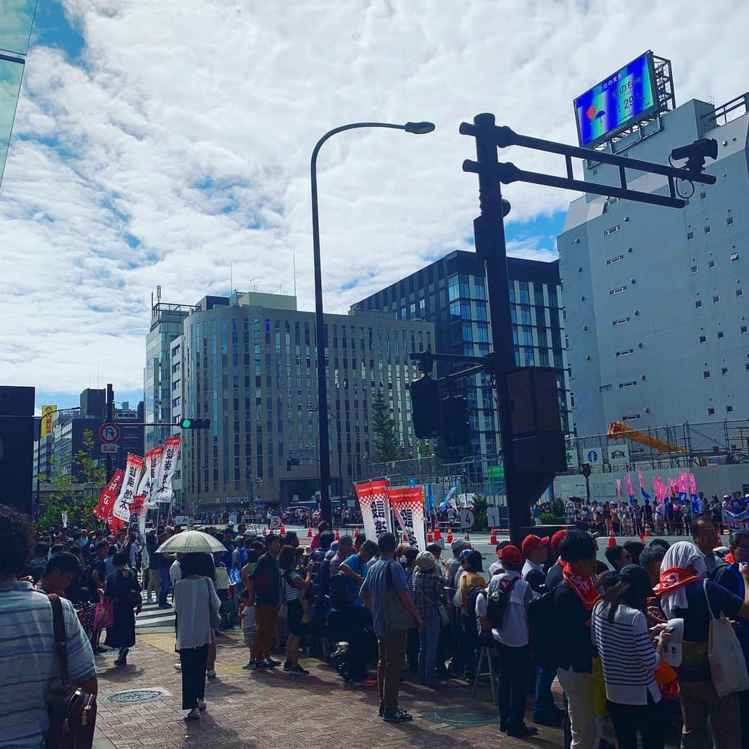 市橋有里のインスタグラム：「昨日は見応えのあるレースに興奮の1日でした✨気温30度を越える暑さの中MGCを走られた選手の皆さん関係者の皆様本当にお疲れ様でした。ゴール含め４回も選手を応援することができ、男子女子それぞれのトップが行き交うシーンにも遭遇でき応援隊長共々大満足。シドニー五輪前の選考で揉めた渦中にいたときのことも思い出されいろんな思いで応援していましたが、何よりこんなにもマラソンを愛してくれている人がいるなんて…😌✨と、地下鉄から地上に出た時の人垣を見て、胸がいっぱいになりました。来年の本番が楽しみです✨ ・ #MGC #東京五輪 #過酷なレース #marathon」
