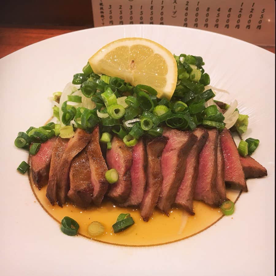 のインスタグラム：「#アイネクライネナハトムジーク 公開まであと4日！ 今日紹介するご飯はこちらです！ 1枚目私が愛してやまない牛タン屋さん「牛たん料理 閣（かく）仙台ブランドーム店」の牛タンのたたきです💕 軽く炙った牛タンにポン酢をかけていただく贅沢なメニュー！ とってもトッテモ！！美味しいです‼️ もし明日世界が終わるなら、これを食べたいくらい大好きです😍 ㅤㅤㅤㅤㅤㅤㅤㅤㅤㅤㅤㅤㅤ 4枚目！ ホシヤマ珈琲店のコーヒーとチーズケーキ！ とても香り豊かで飲みやすいコーヒーとトロッとしたチーズケーキの相性抜群‼️ お水が美味しい県は食べ物が美味しいですなぁ♡ ㅤㅤㅤㅤㅤㅤㅤㅤㅤㅤㅤㅤㅤ 5枚目！ サクサクのとんかつ屋さん「とんかつ かつせい」 凄く美味しくて、ぺろっと食べれちゃいました😋 撮休の日に会社員の方達と混じって並んで食べました(笑) ㅤㅤㅤㅤㅤㅤㅤㅤㅤㅤㅤㅤㅤ 6枚目！ マネージャーさんにオススメされて一人ランチで行ったお寿司屋さん「小判寿司」 赤シャリを使っているお寿司屋さんで、私は初めて食べたのですがとても上品な味わいで美味しかったです！ ㅤㅤㅤㅤㅤㅤㅤㅤㅤㅤㅤㅤㅤ アイネの撮影は泊りがけだったのですか、休みの日も多くかなり仙台を満喫出来ました！ ちなみに今日載せた写真は一人で食べに行ったところです‼️ 一人飯出来ちゃう人なんです、、(笑) また明日も載せます！ お楽しみに✨ #仙台 #牛タン閣 #ホシヤマ珈琲 #とんかつかつせい #小判寿司 #おつねとごはん」