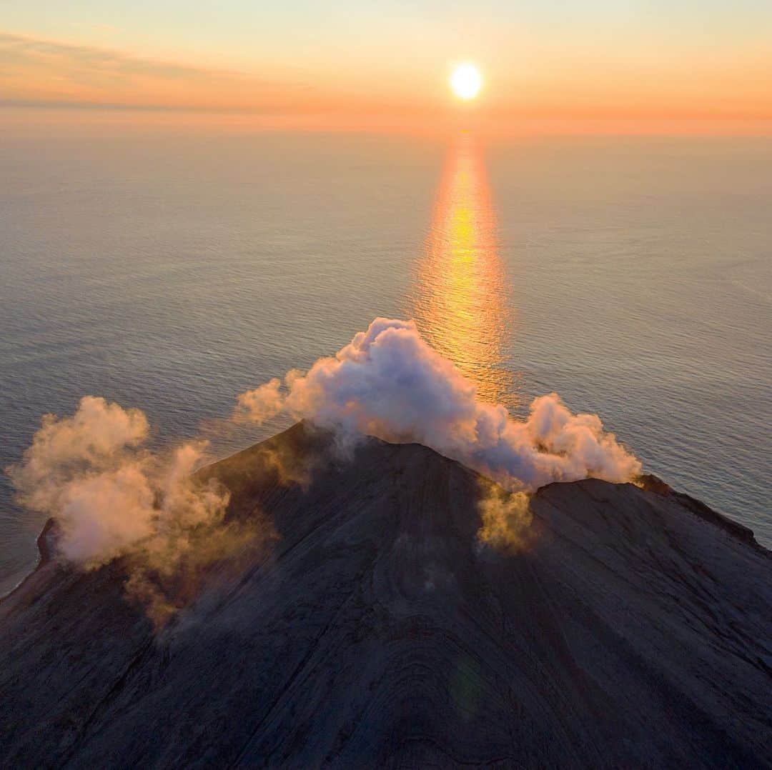 クリス・バーカードのインスタグラム：「How many perfect nights like this have gone undocumented. It always frazzles my mind to think that somewhere in the world is experiencing a wild perfect sunset with nobody around to witness. At the same time it also brings great peace. The Kurils will always be in the back of my mind as one of those places that shocked me considering how inviting it was after hearing nonstop of how harsh of an environment it can be. Maybe we just got lucky.」