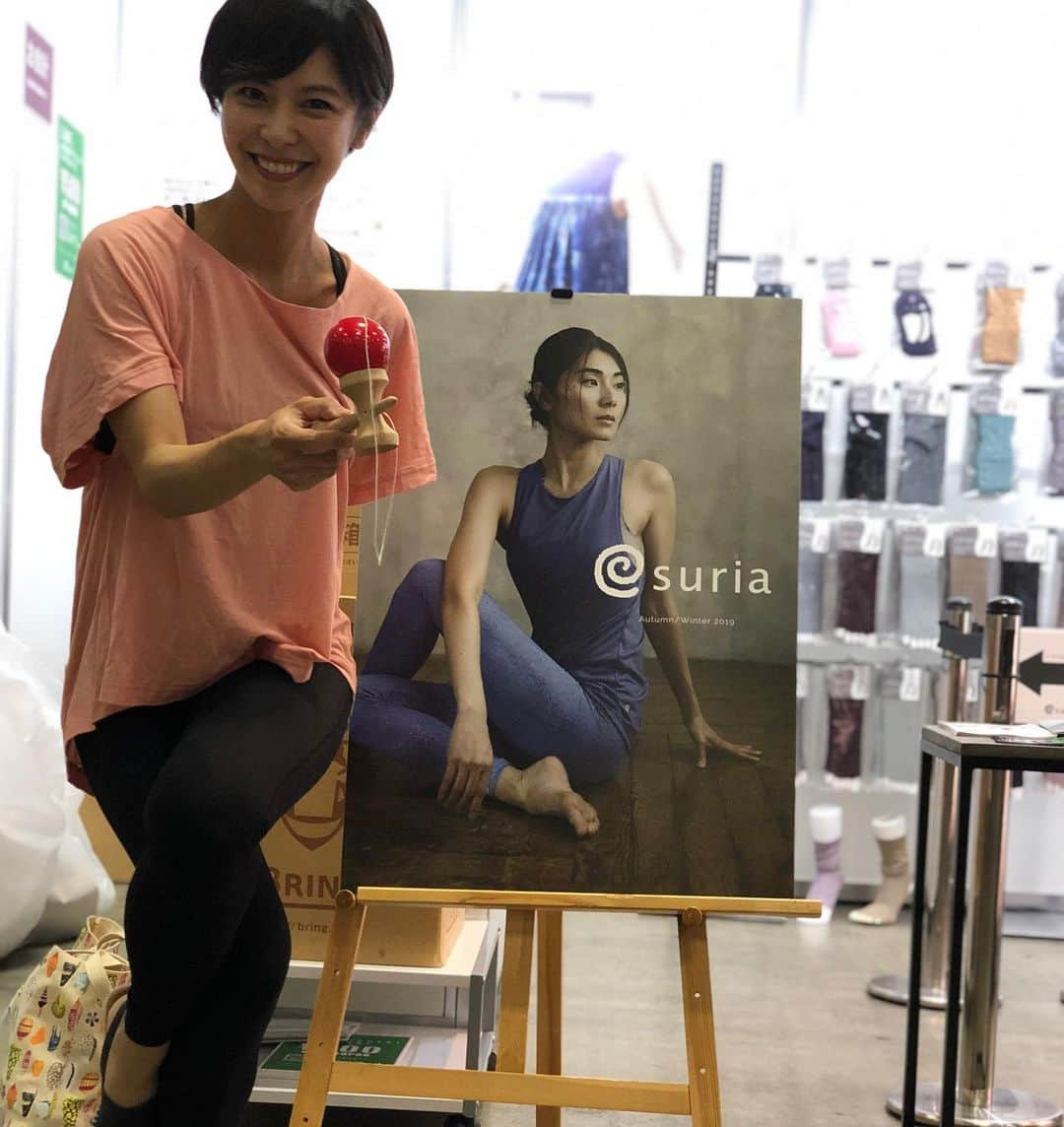 舞名里音さんのインスタグラム写真 - (舞名里音Instagram)「🧘‍♀️ 本日は ヨガフェスタ横浜 最終日。 #suria のブースでは けん玉チャレンジが ありますよ(๑˃̵ᴗ˂̵) このピンクのウェアーは、 妊娠中も産後も大活躍👏 お気に入りのウェアーで ヨガフェスタを満喫するのも 楽しいですねっ (๑˃̵ᴗ˂̵) 今日も素敵な一日を。  #goodmorning #ヨガフェスタ  #yogafest #横浜 #パシフィコ横浜 #suria #suriafriends #suriafriends2019 #けん玉チャレンジ #ymcメディカルトレーナーズスクール #ihta #素敵な一日を」9月16日 9時49分 - maina_rion