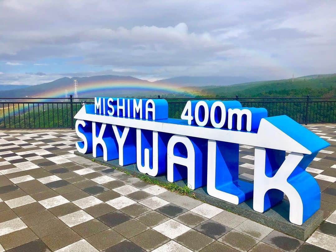 三島スカイウォーク／公式さんのインスタグラム写真 - (三島スカイウォーク／公式Instagram)「虹🌈💗 . 3連休最終日いかがお過ごしですか？😃 . 朝8時40分頃三島スカイウォークから虹が見えました😳💓 . 山の中に出る虹ってなかなかレアじゃないですか？🥺✨ . 凄く綺麗な虹だったので皆さんにお届けします🥳💕 . 本日も駿河湾や街並みがスッキリ綺麗に見えているのでぜひ吊橋からの絶景をお楽しみください🤗🚗 . #三島スカイウォーク #スカイウォーク #静岡 #箱根 #伊豆 #三島 #観光 #吊橋 #吊り橋 #日本一 #富士山  #空をあるこう森であそぼう #虹 #雨上がり #オブジェ #山 #3連休 #mishimaskywalk #skywalk #japan #MountFuji #shizuoka #travel #trip #fun #instagood #nature #beautiful #followme」9月16日 9時46分 - mishima_skywalk