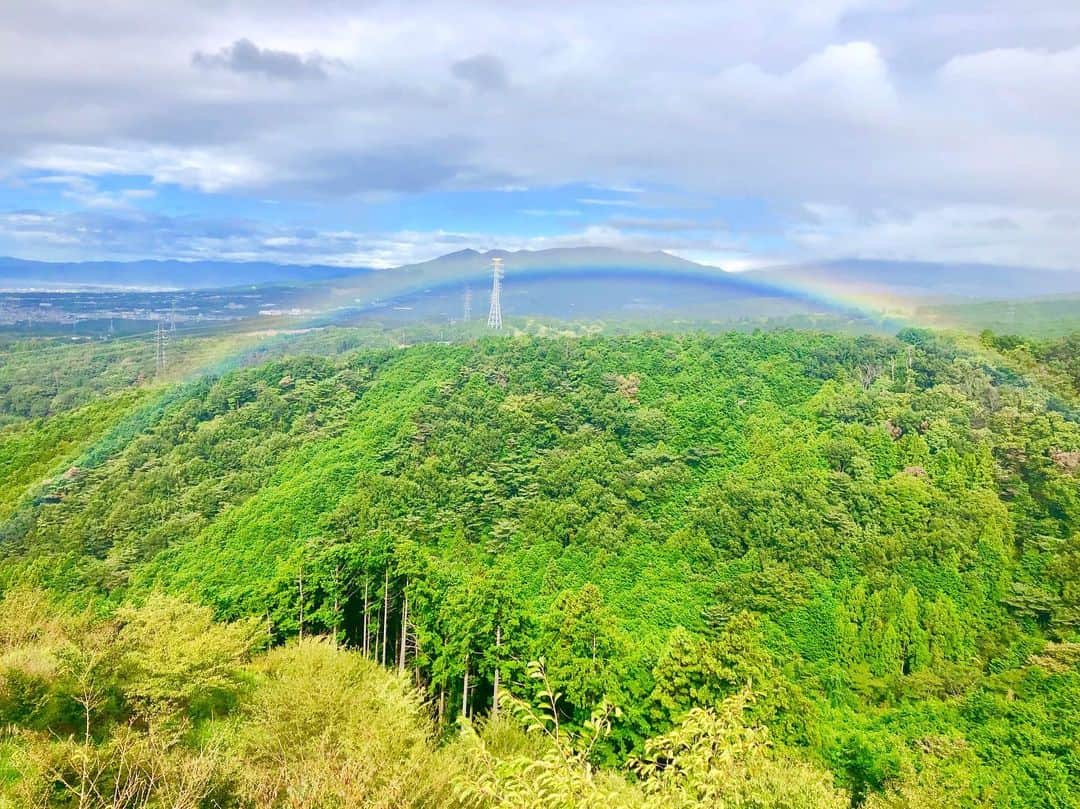 三島スカイウォーク／公式さんのインスタグラム写真 - (三島スカイウォーク／公式Instagram)「虹🌈💗 . 3連休最終日いかがお過ごしですか？😃 . 朝8時40分頃三島スカイウォークから虹が見えました😳💓 . 山の中に出る虹ってなかなかレアじゃないですか？🥺✨ . 凄く綺麗な虹だったので皆さんにお届けします🥳💕 . 本日も駿河湾や街並みがスッキリ綺麗に見えているのでぜひ吊橋からの絶景をお楽しみください🤗🚗 . #三島スカイウォーク #スカイウォーク #静岡 #箱根 #伊豆 #三島 #観光 #吊橋 #吊り橋 #日本一 #富士山  #空をあるこう森であそぼう #虹 #雨上がり #オブジェ #山 #3連休 #mishimaskywalk #skywalk #japan #MountFuji #shizuoka #travel #trip #fun #instagood #nature #beautiful #followme」9月16日 9時46分 - mishima_skywalk