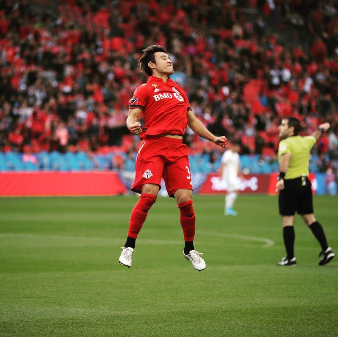 遠藤翼さんのインスタグラム写真 - (遠藤翼Instagram)「It doesn’t matter how. We stuck together as a group. Huge 3 points! Thank you fans, you guys were fantastic as always 💛👏😘 ——————— #Toronto #TFC」9月16日 9時49分 - tsubasa_endoh