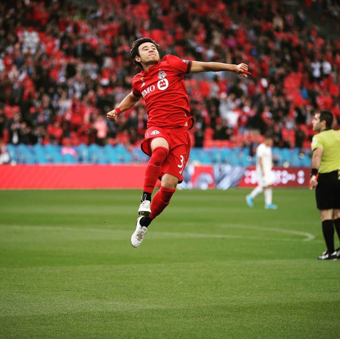 遠藤翼さんのインスタグラム写真 - (遠藤翼Instagram)「It doesn’t matter how. We stuck together as a group. Huge 3 points! Thank you fans, you guys were fantastic as always 💛👏😘 ——————— #Toronto #TFC」9月16日 9時49分 - tsubasa_endoh