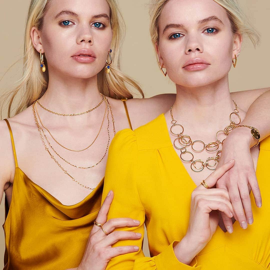 アクセサライズさんのインスタグラム写真 - (アクセサライズInstagram)「We're fully into the gold-on-gold / more is more trend for AW19! 🌟✨ All our jewellery is designed at our HQ in London. These new season pieces have been created to be loaded, layered and loved by you! Statement jewellery has never been sassier - swipe to see the look.  Tap the link in the bio to shop now.  #Accessorize #Accessorizer #DesignStories」9月16日 0時52分 - accessorize