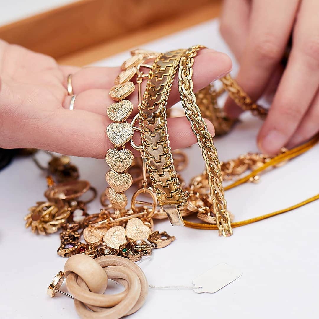 アクセサライズのインスタグラム：「We're fully into the gold-on-gold / more is more trend for AW19! 🌟✨ All our jewellery is designed at our HQ in London. These new season pieces have been created to be loaded, layered and loved by you! Statement jewellery has never been sassier - swipe to see the look.  Tap the link in the bio to shop now.  #Accessorize #Accessorizer #DesignStories」