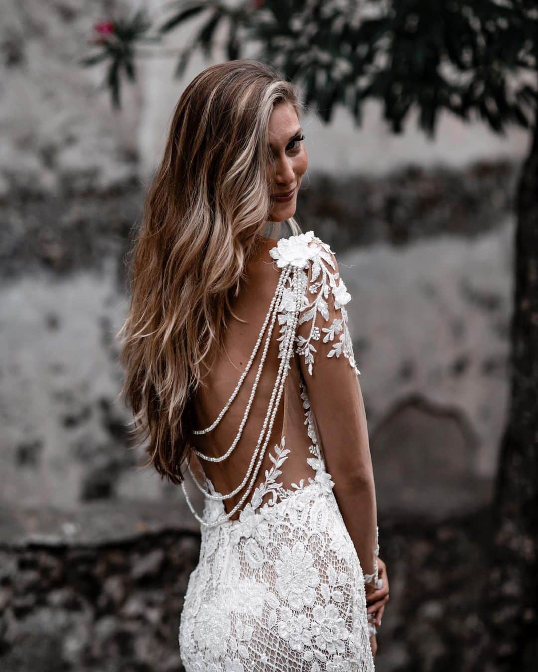 Galia Lahavさんのインスタグラム写真 - (Galia LahavInstagram)「It’s a lace love story | The one of a kind #Rhiannon gown #GLCouture 📷 @tali__photography」9月16日 0時55分 - galialahav