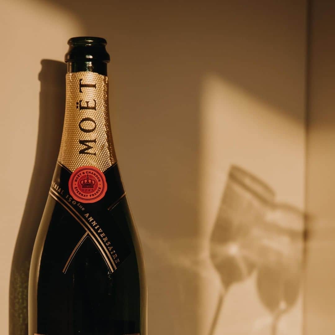 Moët & Chandon Officialさんのインスタグラム写真 - (Moët & Chandon OfficialInstagram)「Letting the senses arise. Picture by @charlotte_lapalus #MoetMoment #MoetImperial #ShadowPlay . This material is not intended to be viewed by persons under the legal alcohol drinking age or in countries with restrictions on advertising on alcoholic beverages. ENJOY MOET RESPONSIBLY」9月16日 1時00分 - moetchandon