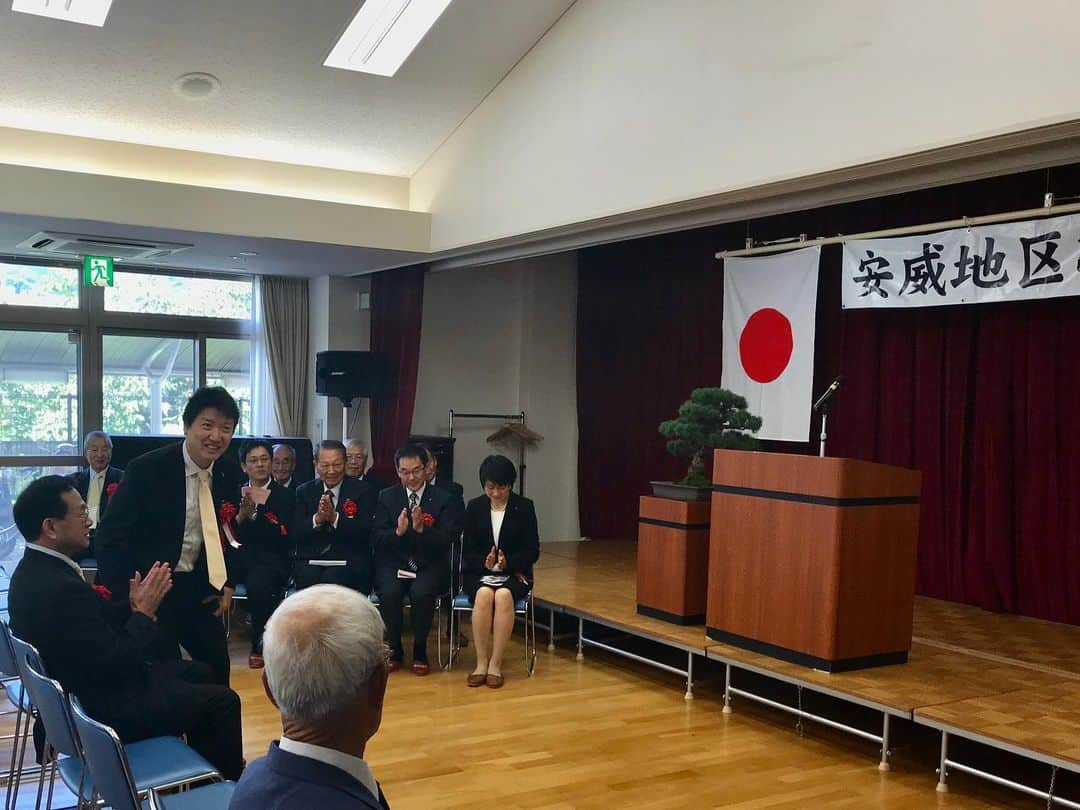 足立康史さんのインスタグラム写真 - (足立康史Instagram)「今日は、茨木市は見山地区、畑田地区、安威地区、春日丘地区それぞれの敬老会にうかがい、ご長寿のお祝いを申し上げました。夜は地元事務所で街づくり勉強会。公共の福祉と権利、マクロとミクロを繋ぎながら北大阪にも拠点整備することこそ都構想に内実与えると意気投合。」9月16日 1時24分 - adachiyasushi