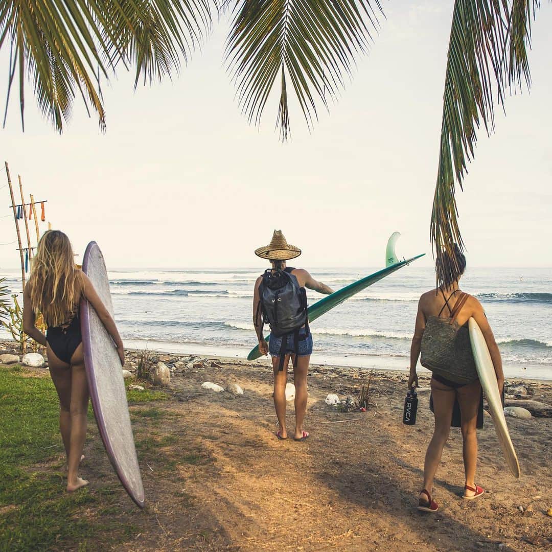 のインスタグラム：「Times flies when you’re livin’ the dream! Hard to believe it’s been a full year since #CollagingTheLine graced the screens. Relive the slides, glides, and brush stroke stoke as @paigealms, @corina_rose, @jayseadevoe and @swickstrand cross-step the line between life as art and art as life. 🌊🎨🎥 Link in bio.  #Sanuk #SmilePassItOn」