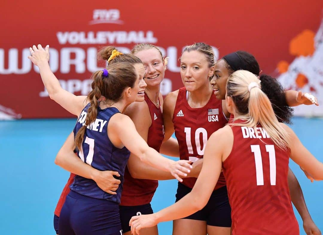 USA Volleyballさんのインスタグラム写真 - (USA VolleyballInstagram)「Karsta Lowe came off the bench to score 18 points and @usavwnt had a 15-5 block advantage to defeat Serbia 3-1 to improve to 2-0 in FIVB World Cup. --- For the recap, go to usavolleyball.org. 📸 @volleyballworld」9月16日 1時34分 - usavolleyball