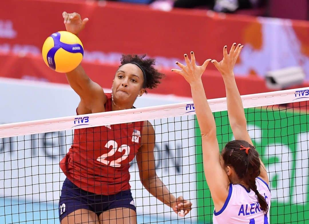 USA Volleyballさんのインスタグラム写真 - (USA VolleyballInstagram)「Karsta Lowe came off the bench to score 18 points and @usavwnt had a 15-5 block advantage to defeat Serbia 3-1 to improve to 2-0 in FIVB World Cup. --- For the recap, go to usavolleyball.org. 📸 @volleyballworld」9月16日 1時34分 - usavolleyball