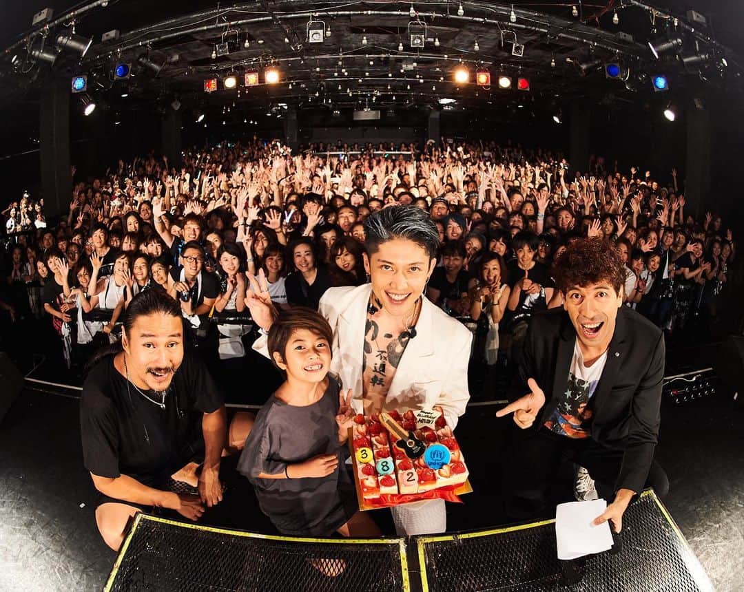 のインスタグラム：「HAPPY BIRTHDAY 🥳 @miyavi_ishihara 🎉🎉 9.15 Birthday Live 2019 @liquidroom_ebisu  Thanks everyone for a great night!!🙏 ．  Next Up! EUROPE!! 🇫🇮 🇬🇧 🇫🇷 🇪🇸 🇨🇭🇳🇱🇩🇪🇭🇺🇷🇺 ． Photo By: @keecoroma ． 【リリース情報】 MIYAVI NEW ALBUM 💿 NO SLEEP TILL TOKYO 7.24 Release⬇️⬇️ https://umj.lnk.to/miyavi_nsttPR ． 【ライブ情報】 MIYAVI “NO SLEEP TILL TOKYO” World Tour 2019 . 10/05 - Helsinki | Tiivistamo 10/06 - London | Islington Assembly Hall 10/08 - Paris | O’Sullivans Backstage By The Mill 10/09 - Bordeaux | Rock School Barbey 10/10 - Barcelona | Salamandra 10/12 - Geneva | Moulin Rouge 10/13 - Lyon | Le Transbordeur 10/15 - Amsterdam | Melkweg 10/16 - Cologne | Essigfabrik 10/17 - Berlin | Columbia Theater 10/21 - Budapest | Barba Negra Music Club 10/23 - Moscow | Glavclub Green Concert 10/24 - St. Petersburg | Aurora Concert Hall November: ASIA December: JAPAN ． MYV CREW Exclusive MIYAVI Birthday Live 2019 ． 9月15日(日) 恵比寿 LIQUIDROOM . MIYAVI ファンクラブ ”MYV CREW” 2019年度会員受付中！！ MIYAVI Fan Club“ MYV CREW” 2019 Membership Admission and Renewal Information  ご入会方法は⬇️ http://myv382tokyo.com/myvcrew/about.html ． ． #MIYAVI #NoSleepTillTokyo #NSTT #UnderTheSameSky #DAOKO #千客万来 #SenkyakuBanrai #Diner #ninagawamika #蜷川実花 #MYVCREW #NorthAmerica #USA #CANADA #MEXICO #EUROPE #ASIA #JAPAN #live ．」