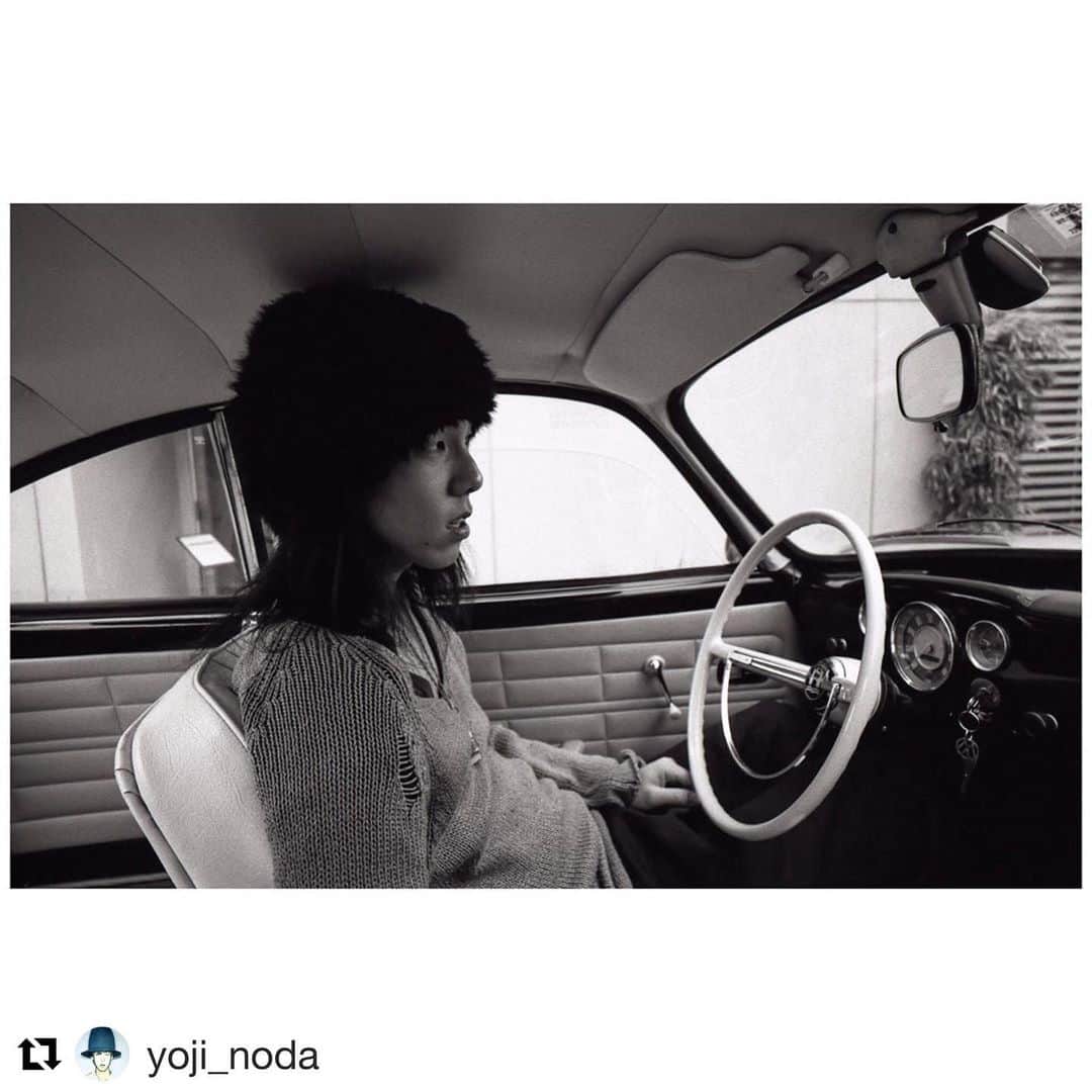 島田大介のインスタグラム：「10年早いなぁ。  #Repost @yoji_noda ・・・ More than 10 years ago. With my first car Kalman Gear. Hope he's doing okay.  10年以上前の。  大ちゃんが写真整理してたら出てきたんだって。俺の初代カルマンギアの時代。元気にしてるかな。 髪長い。 📷 @daisukeshimada__ #島田大介  #daisukeshimadaphotograph  #leicaphotography」