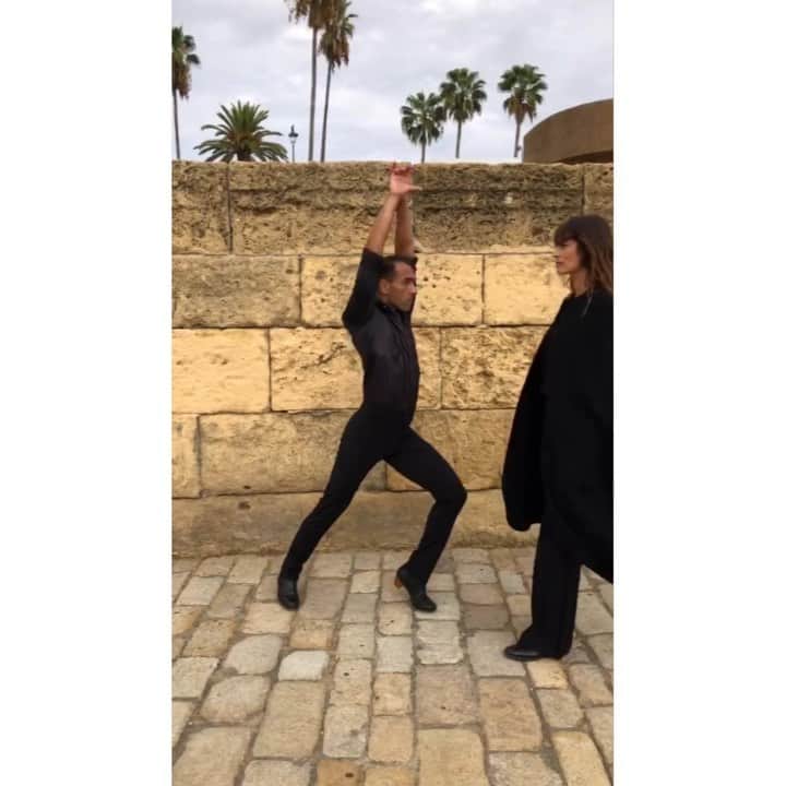 カロリーヌ・ド・メグレのインスタグラム：「Sevillian traffic light 🇪🇸💃🏻 vidéo @saifoo7」